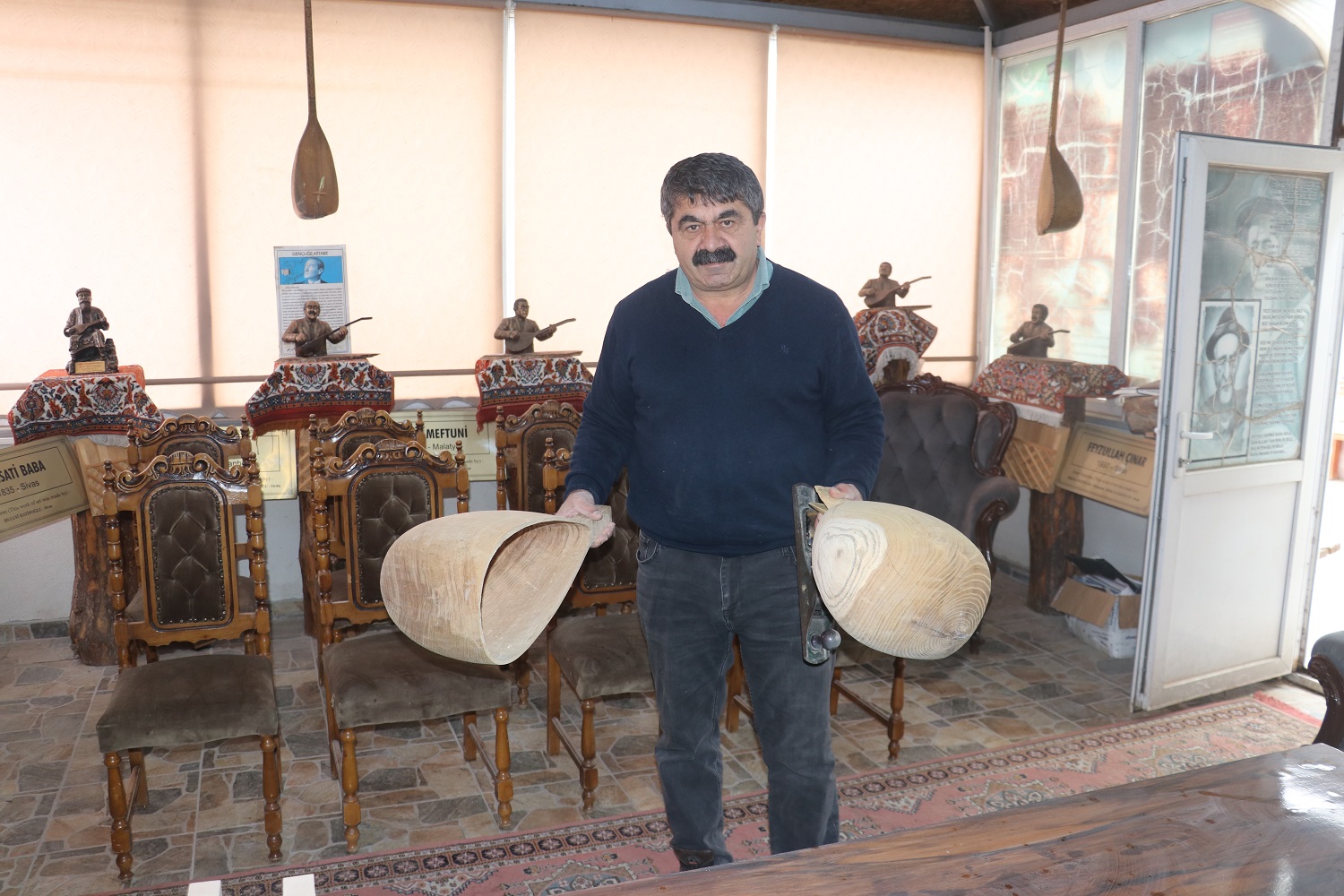 aa-20260323-40904248-40904242-sivasli-baglama-yapim-ustasi-ucretsiz-kursla-meslegini-gelecek-nesillere-aktaracak.jpg