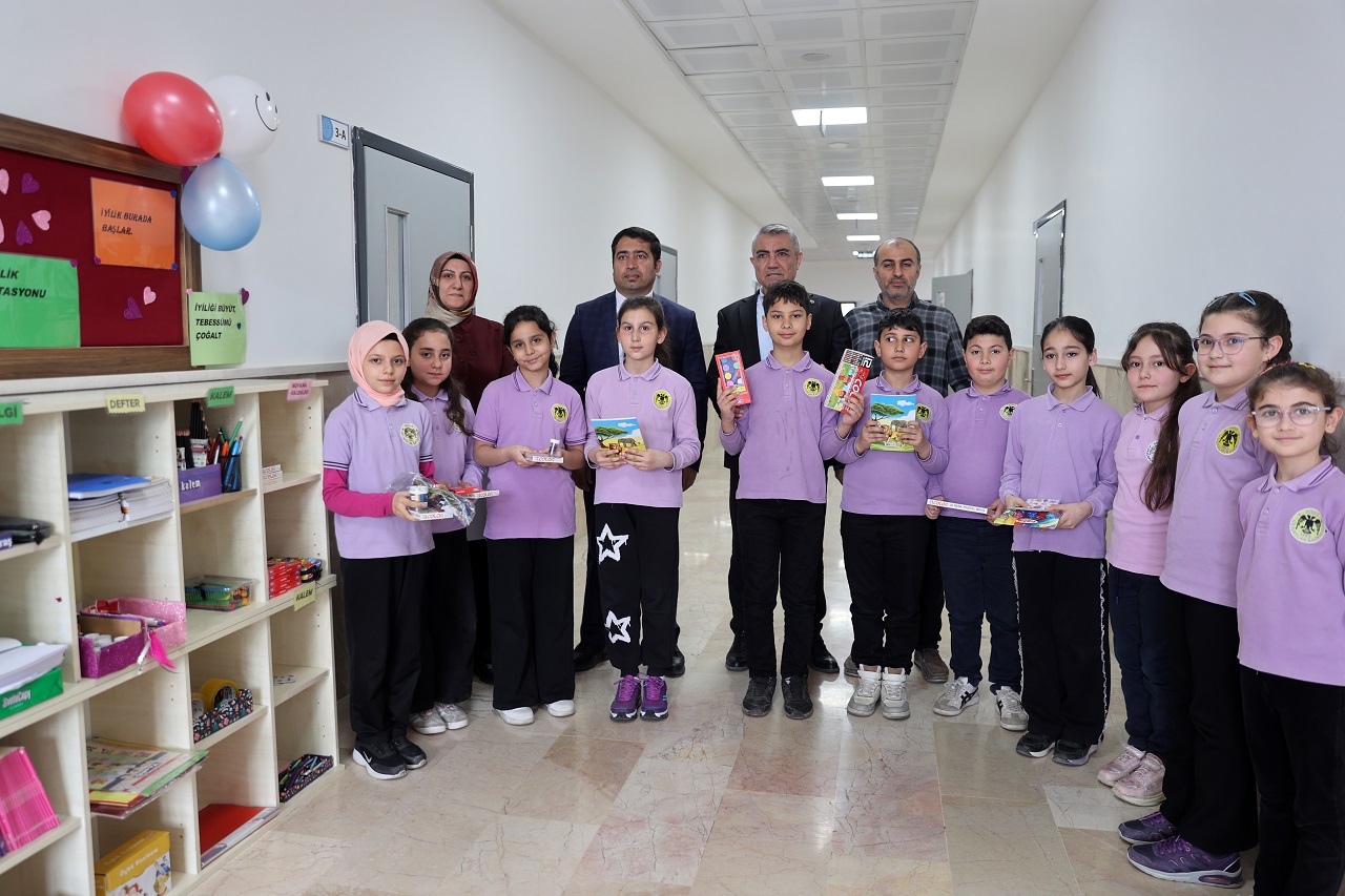 aa-20260417-41129840-41129835-ilkokul-ogrencileri-okulda-kurulan-iyilik-istasyonu-ile-paylasmayi-ogreniyor-001.jpg