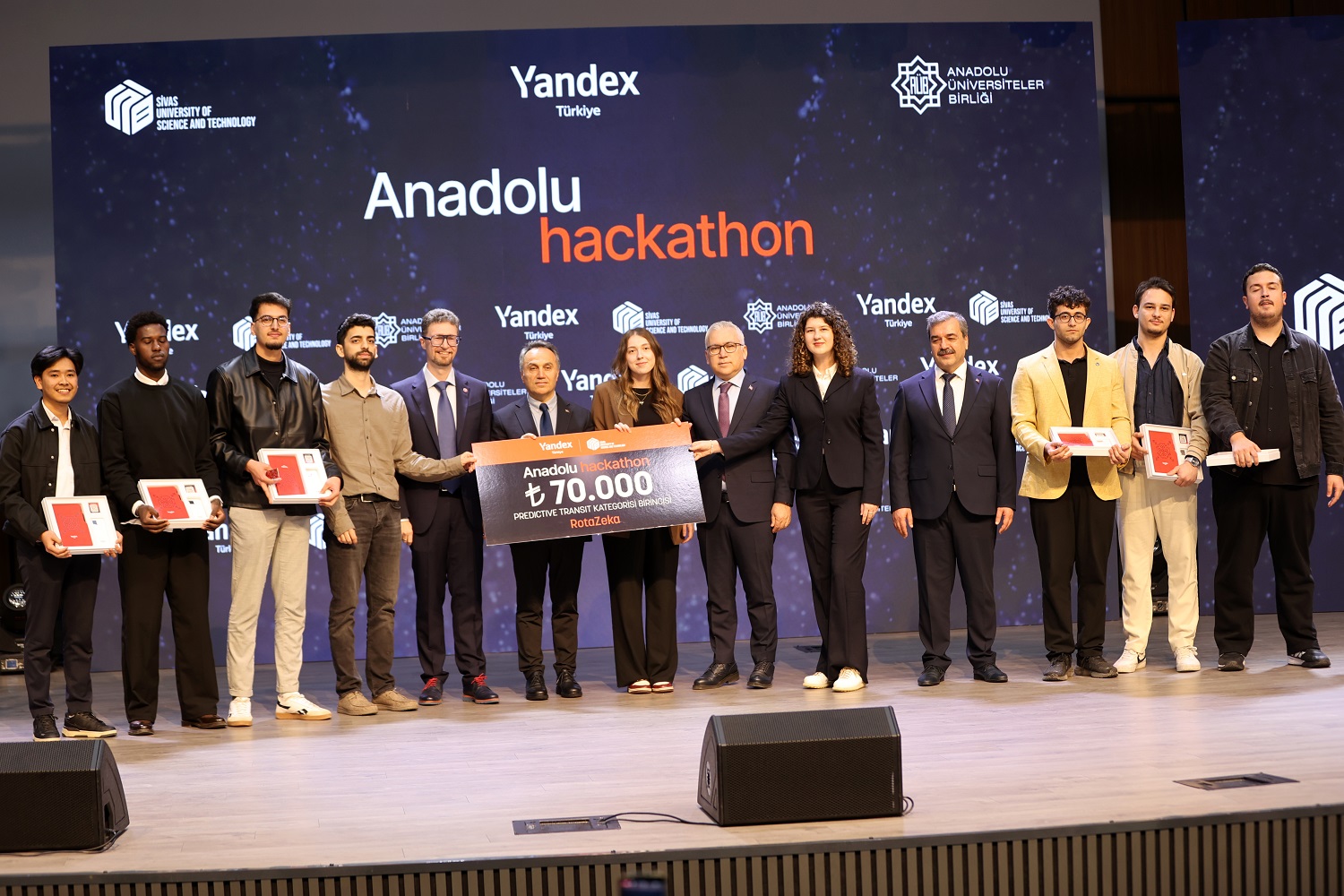 aa-20260427-41226227-41226221-yandex-turkiyenin-duzenledigi-anadolu-hackathon-yarismasinda-final-heyecani-yasandi.jpg