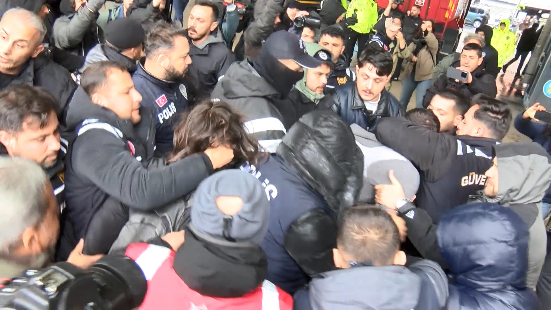 mecidiyekoyde-izinsiz-gosteriye-polis-m-1287265-383047.jpg