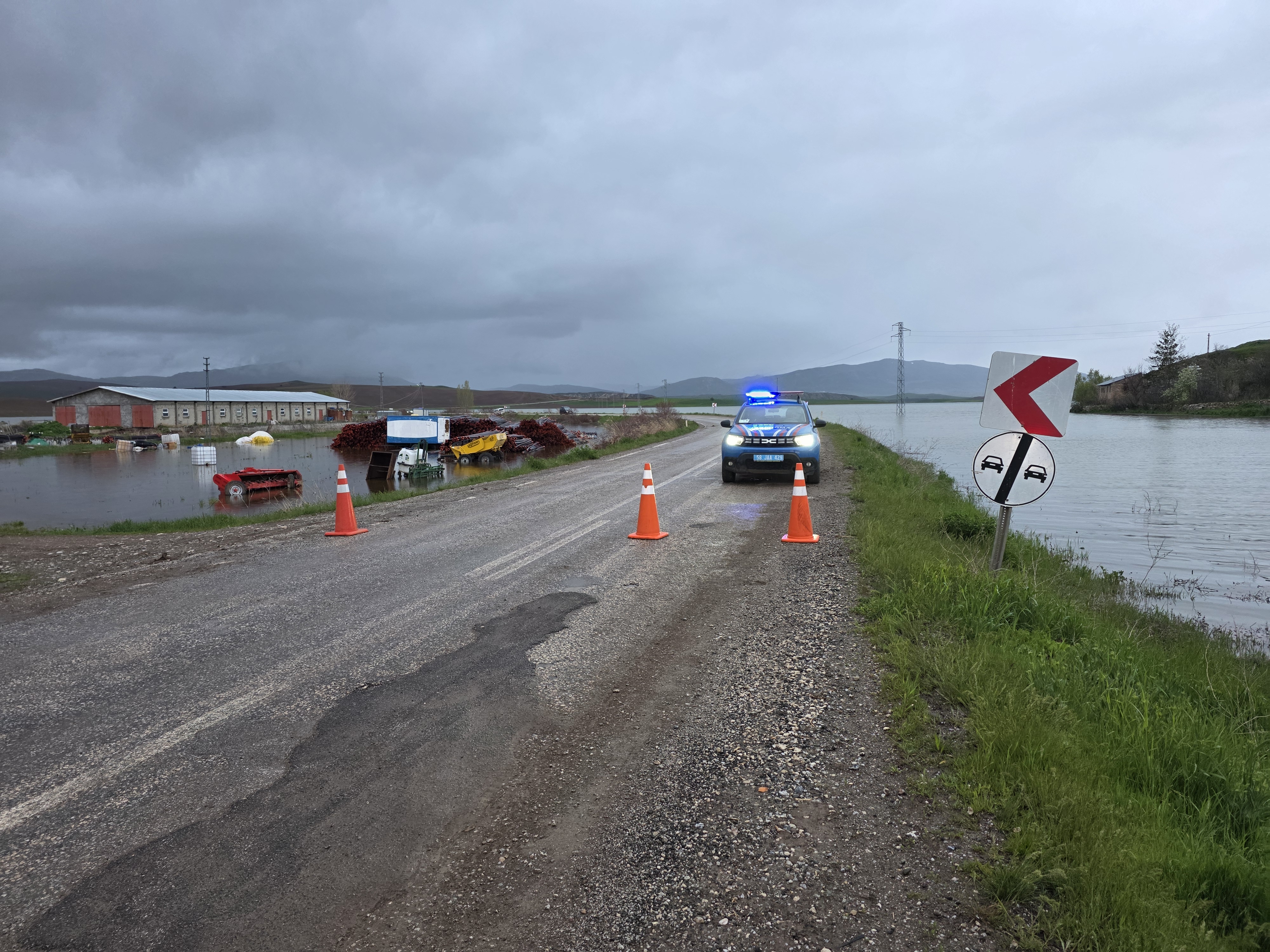 aa-20260505-41298905-41298899-sivasta-taskin-nedeniyle-celallikarayun-kara-yolu-trafige-kapatildi.jpg