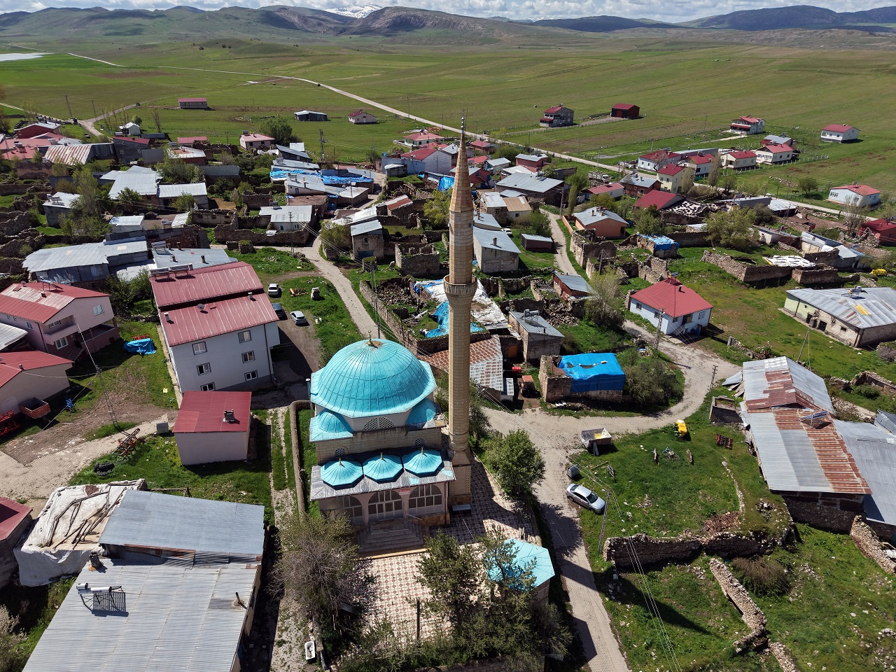 aa-20260513-41369000-41368999-sivasta-cami-kubbesine-yuva-yapan-leylekler-dronla-goruntulendi.jpg