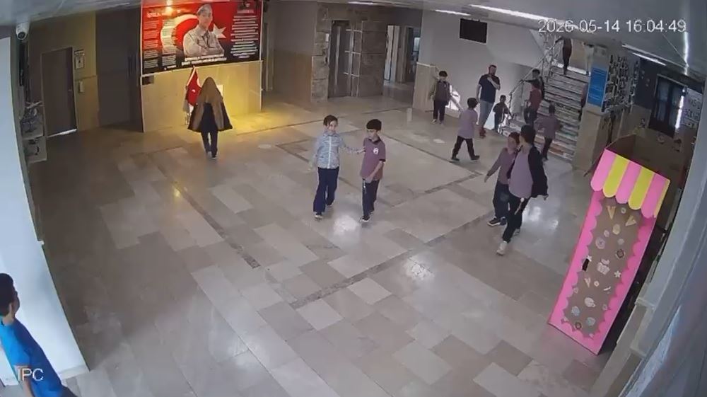 aa-20260514-41383214-41383212-sivasta-ilkokul-ogrencisinin-bayrak-hassasiyeti-guvenlik-kamerasinda.jpg