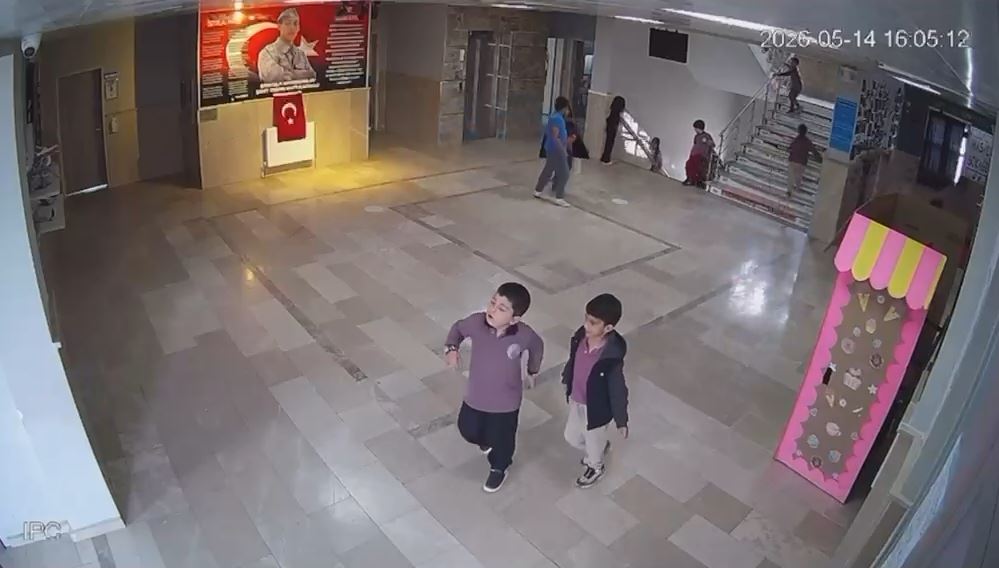 aa-20260514-41383214-41383213-sivasta-ilkokul-ogrencisinin-bayrak-hassasiyeti-guvenlik-kamerasinda.jpg