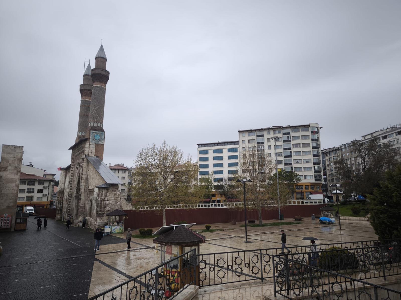 sivastaki-cifte-minareli-medresede-kap-1317211-391454.jpg