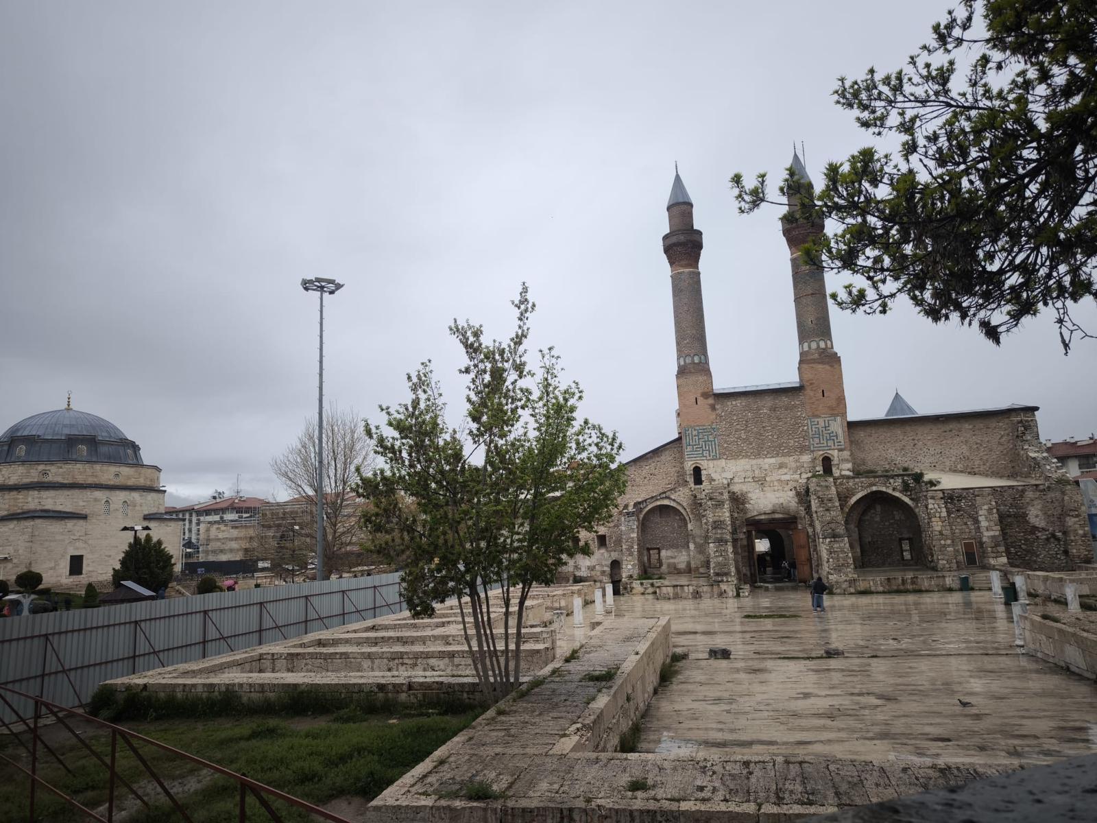 sivastaki-cifte-minareli-medresede-kap-1317212-391454.jpg
