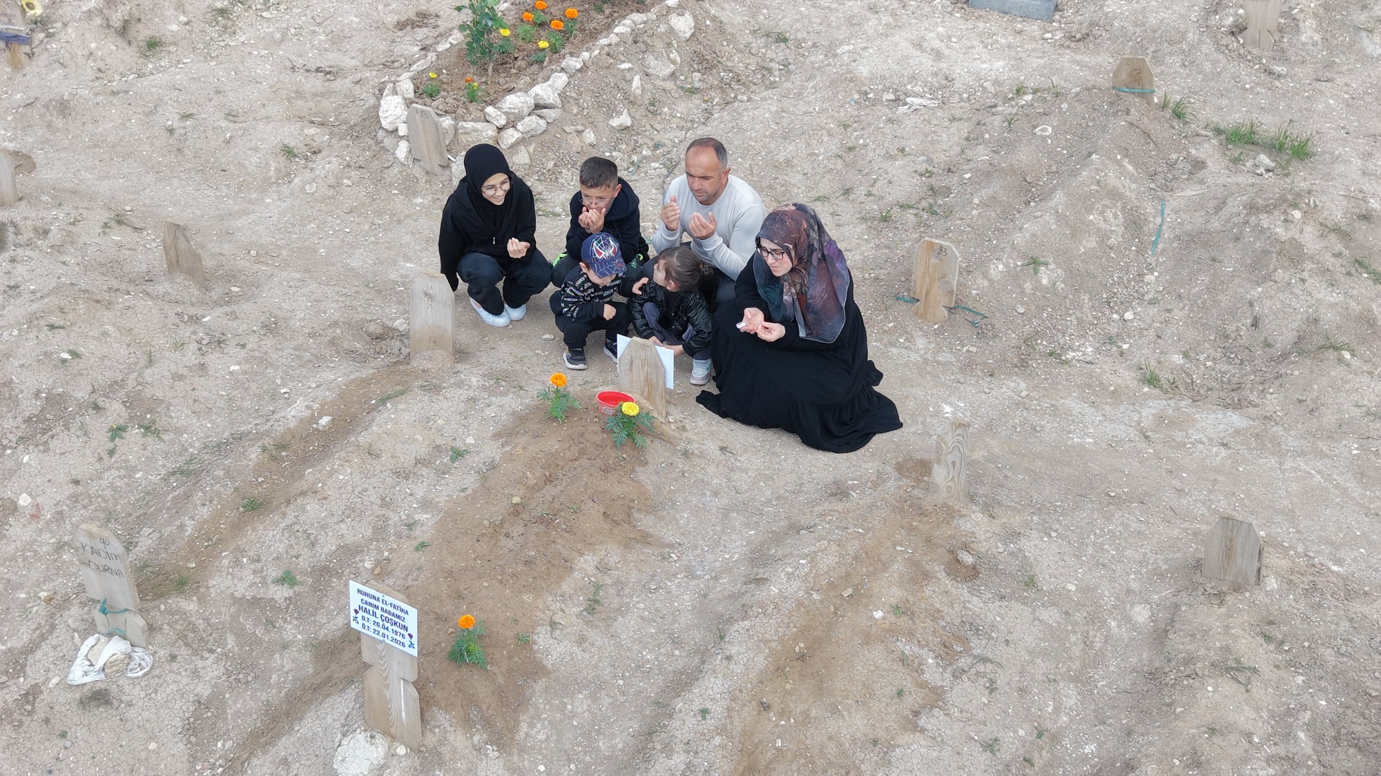 sivasta-yukari-tekke-mezarliginda-ari-1332550-395902.jpg