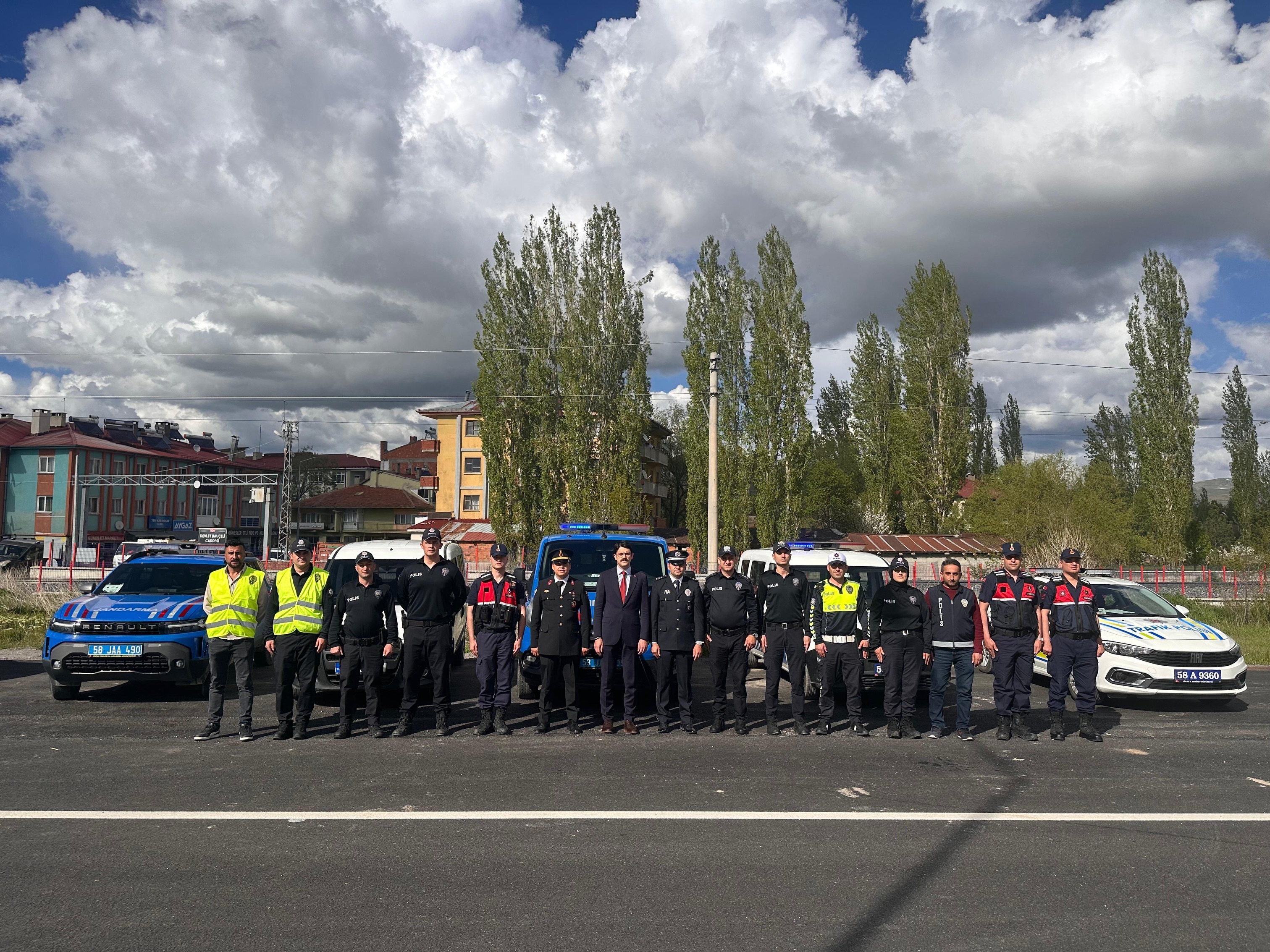 aa-20260527-41507009-41507005-ulas-kaymakami-eskimez-trafik-denetimi-yapan-guvenlik-guclerini-ziyaret-etti.jpg