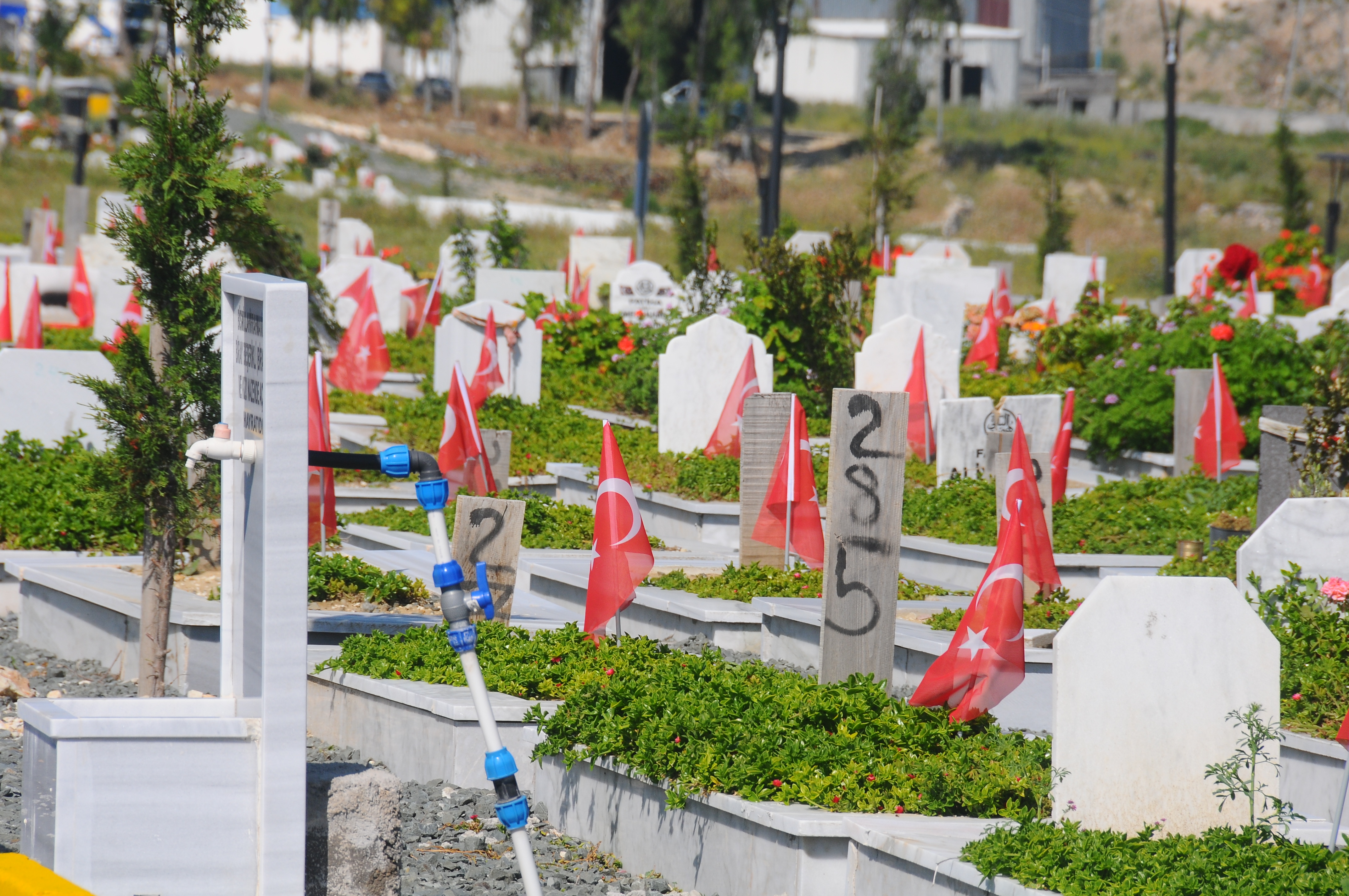 hatayda-deprem-sehitliginde-buruk-bayra-1333367-396136.jpg