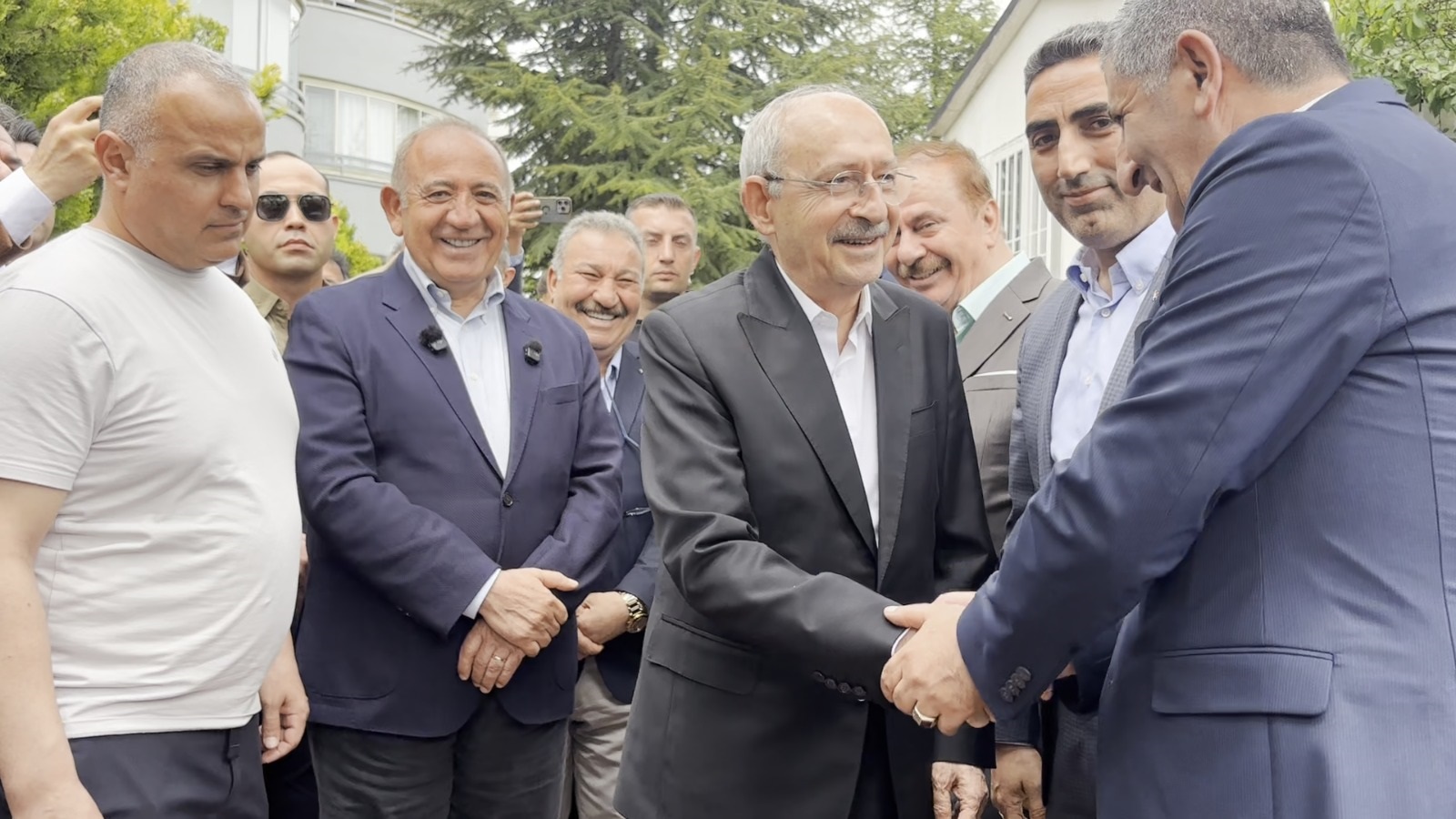 kilicdaroglu-partililerle-bayramlasti-1334876-396598.jpg