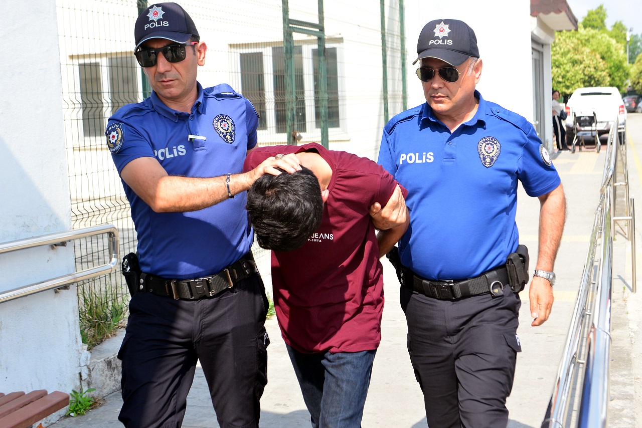 dolmusla-duvara-carpan-sofor-gece-sevgi-1357504-403007.jpg