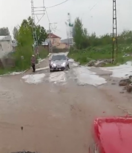 sivasta-saganak-ve-dolu-yagisi-1361009-404086.jpg