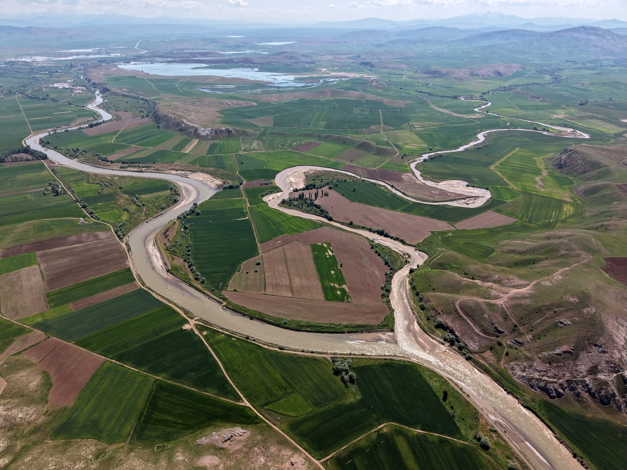 aa-20260614-41669735-41669728-kizilirmak-ile-acisu-irmaginin-birlestigi-noktadaki-renk-ayrimi-dron-ile-goruntulendi.jpg