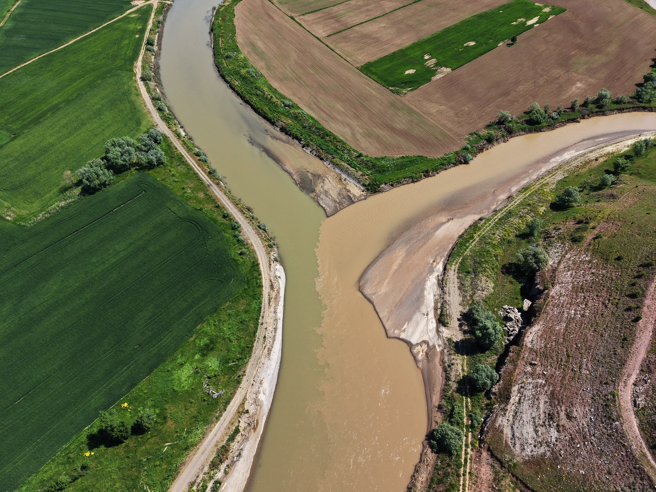 aa-20260614-41669735-41669733-kizilirmak-ile-acisu-irmaginin-birlestigi-noktadaki-renk-ayrimi-dron-ile-goruntulendi.jpg