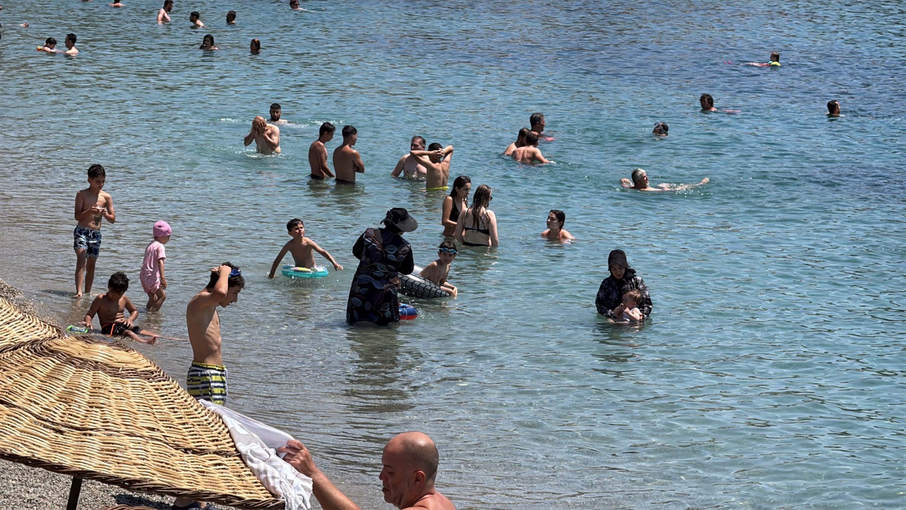 bodrumda-sahiller-doldu-tatilciler-den-1374493-408096.jpg