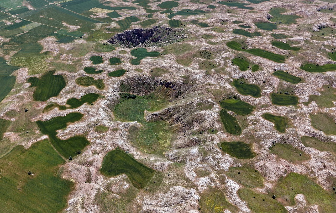 aa-20260625-41782496-41782493-sivasta-obruklar-ve-tabanindaki-gol-dronla-goruntulendi.jpg