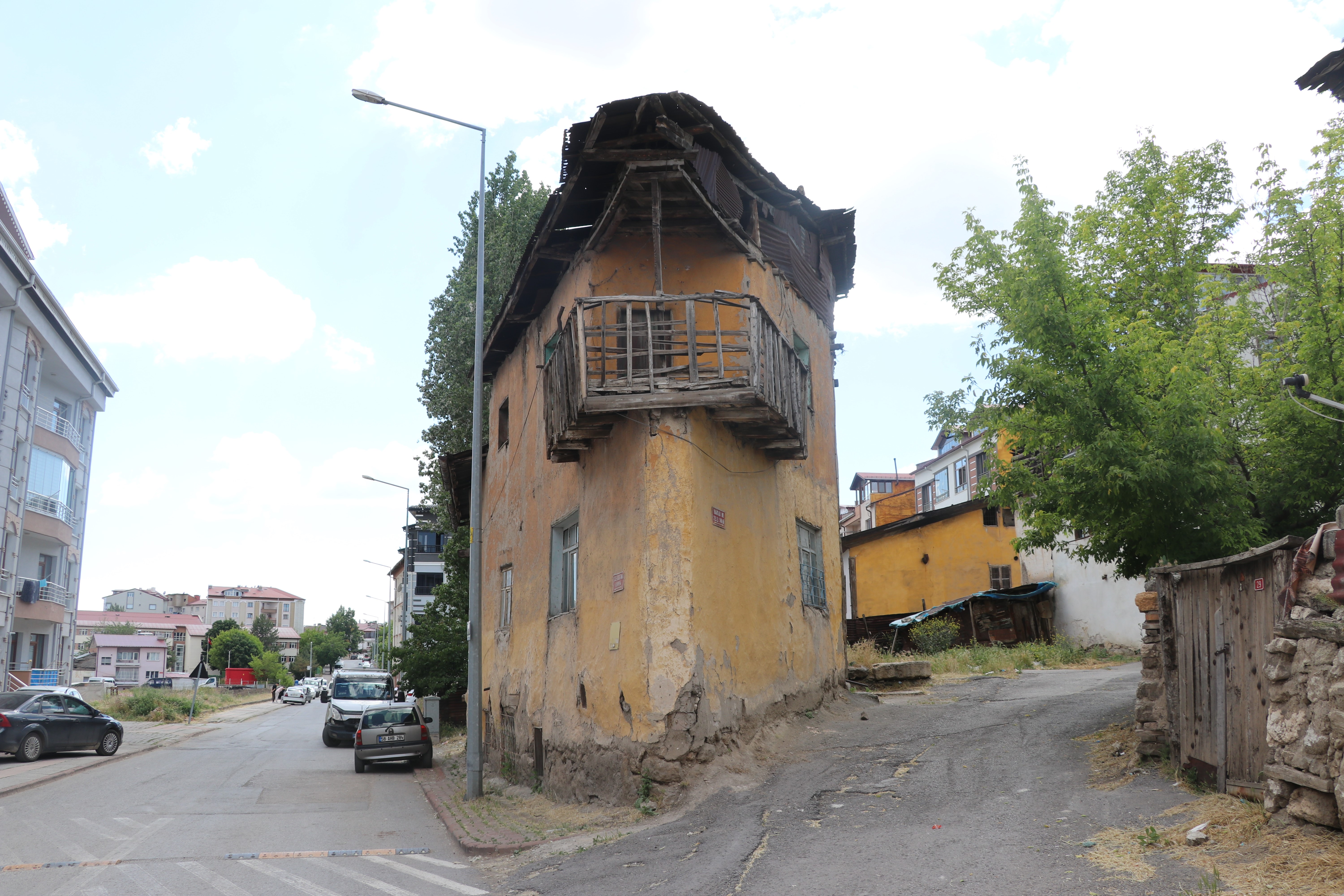 aw736765-01.jpg