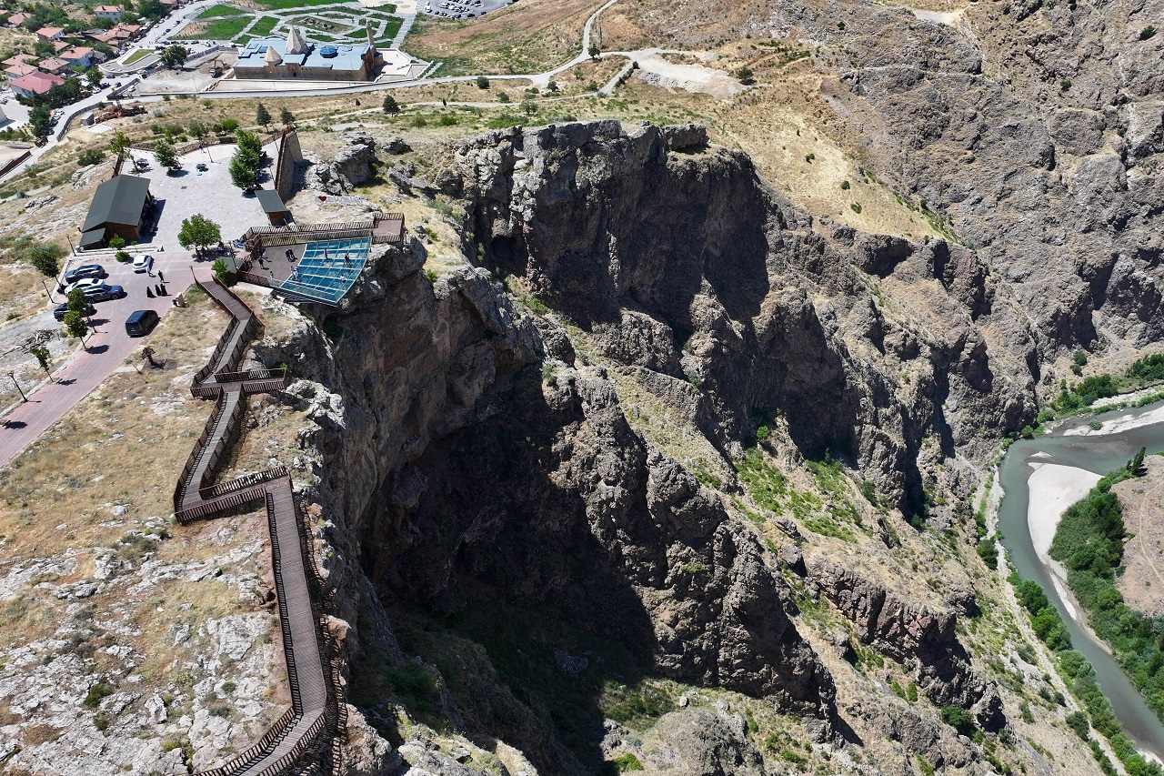 aa-20260724-42054175-42054171-once-adrenalini-yasayip-sonra-dogal-guzellikleri-seyrediyorlar.jpg