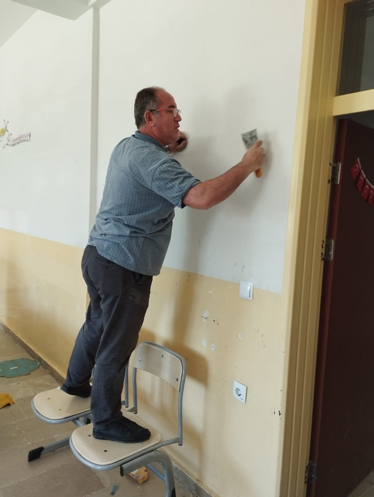 aa-20260729-42091845-42091844-ulasta-okul-muduru-ve-mudur-yardimcisi-okullarini-boyuyor.jpg