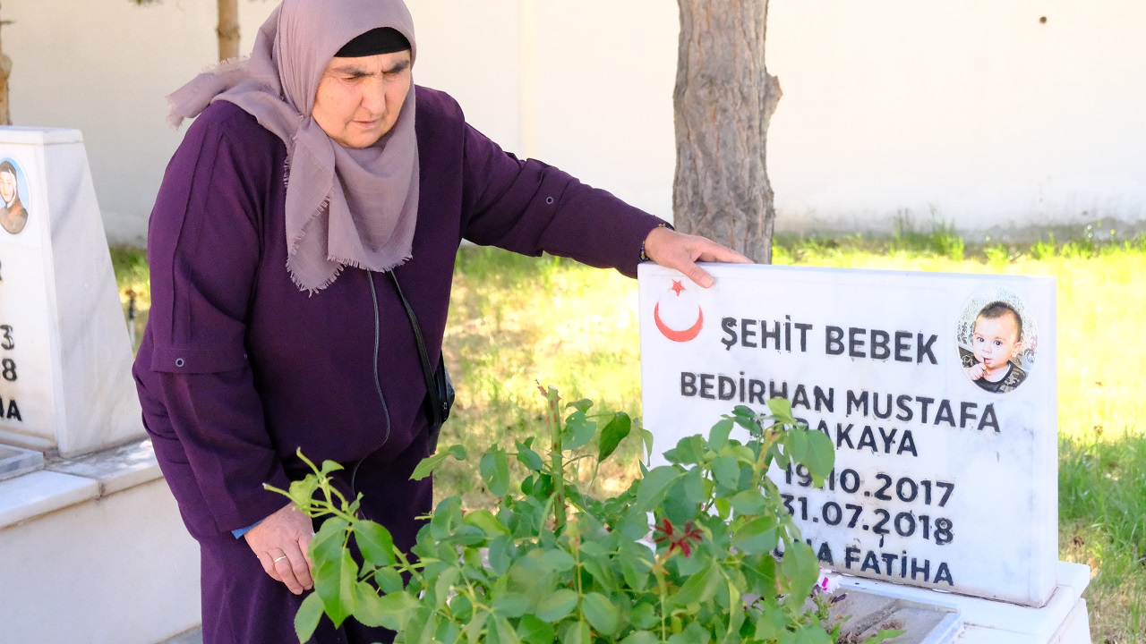 sehit-bedirhan-bebek-ve-annesi-kabirleri-1437825-427469.jpg