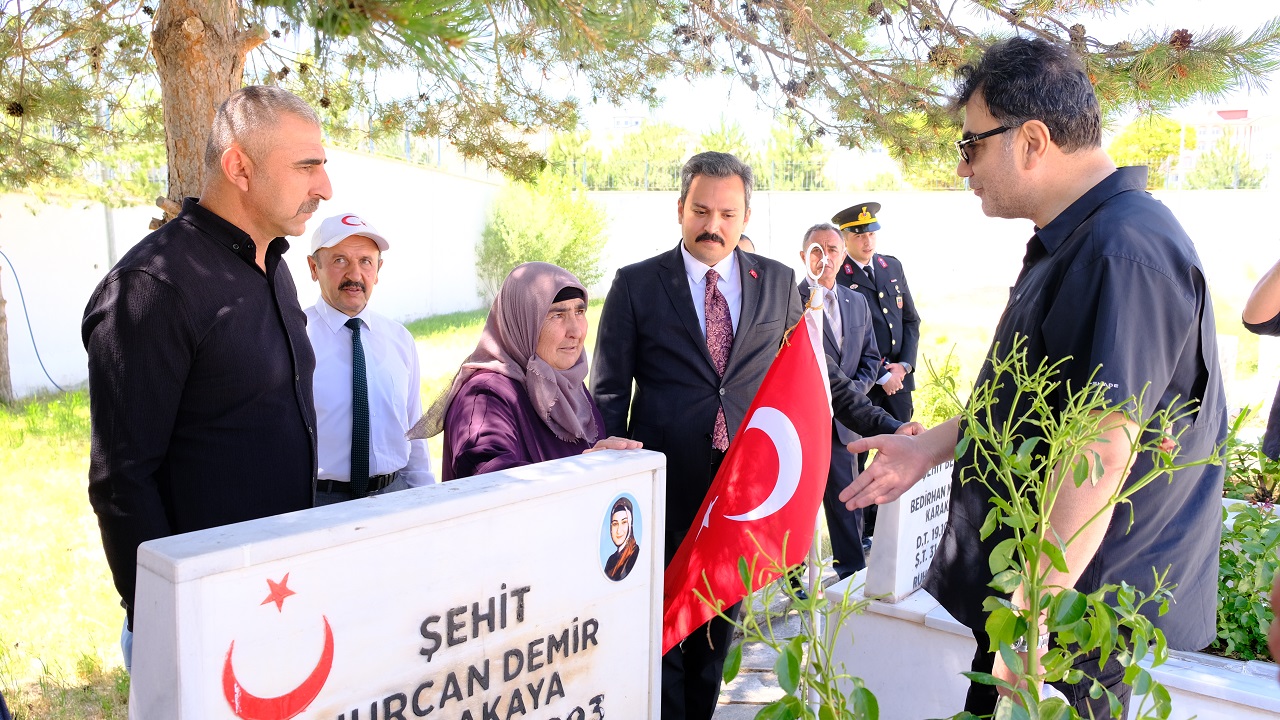 sehit-bedirhan-bebek-ve-annesi-kabirleri-1437827-427469.jpg