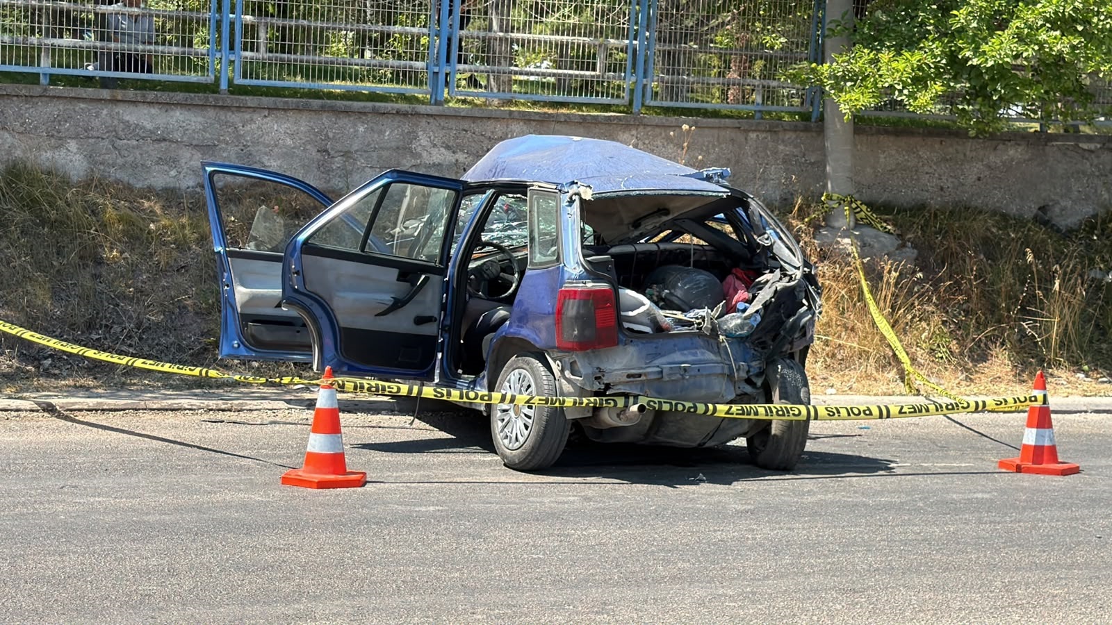 cop-kamyonuyla-tirin-carptigi-otomobil-1447495-430528.jpg