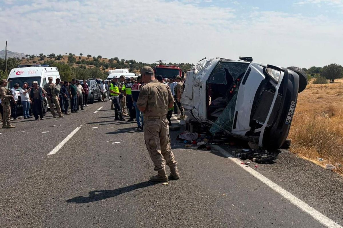 diyarbakir-da-devrilen-minibusteki-5-kisi-oldu-11-20147487-5003-amp.jpg