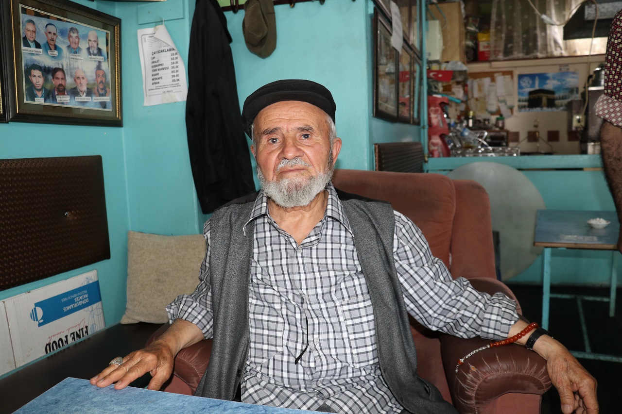 aa-20260821-42266817-42266816-yakinlari-arkadaslari-ve-musterilerinin-fotograflarini-cay-ocaginda-sergiliyor.jpg