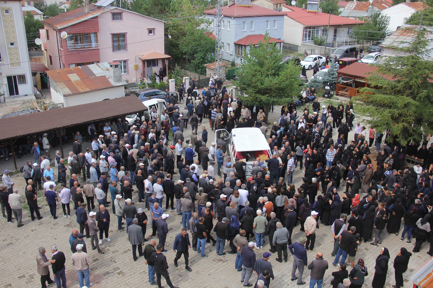 aa-20260830-42342343-42342340-izmirde-trafik-kazasinda-olen-gurbetci-ciftin-cenazeleri-memleketleri-sivasta-defnedildi.jpg