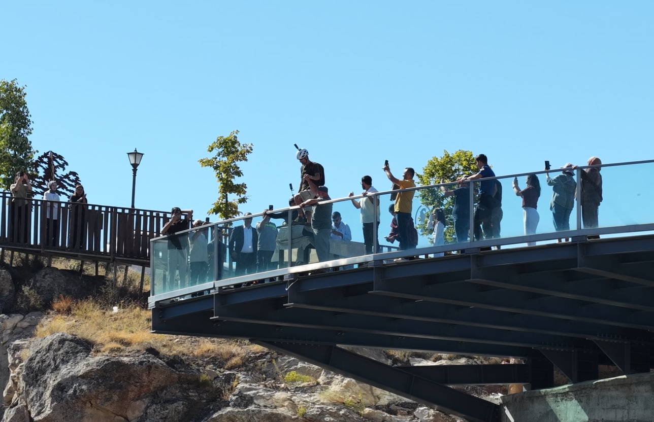 sivasta-243-metrelik-cam-seyir-terastan-1488737-442924.jpg