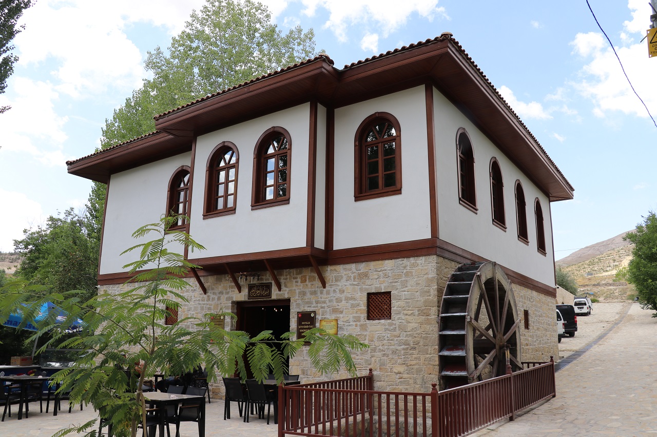 aa-20260907-42404540-42404536-cocukluk-anilarinin-bulundugu-tarihi-su-degirmenini-restore-ettirmenin-mutlulugunu-yasiyor.jpg