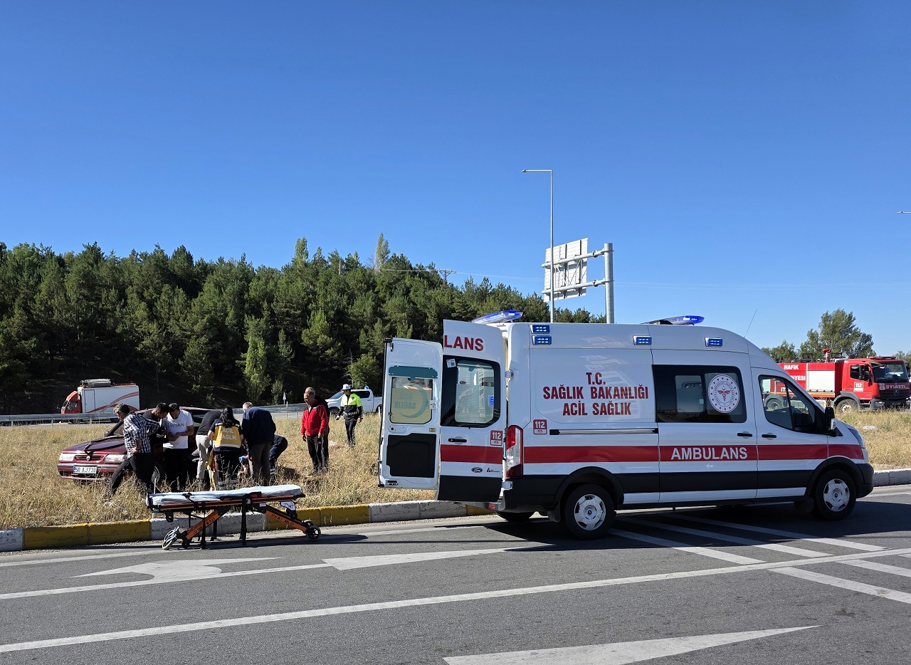 aa-20260909-42421907-42421906-sivasta-iki-otomobilin-carpistigi-kazada-2si-agir-3-kisi-yaralandi.jpg
