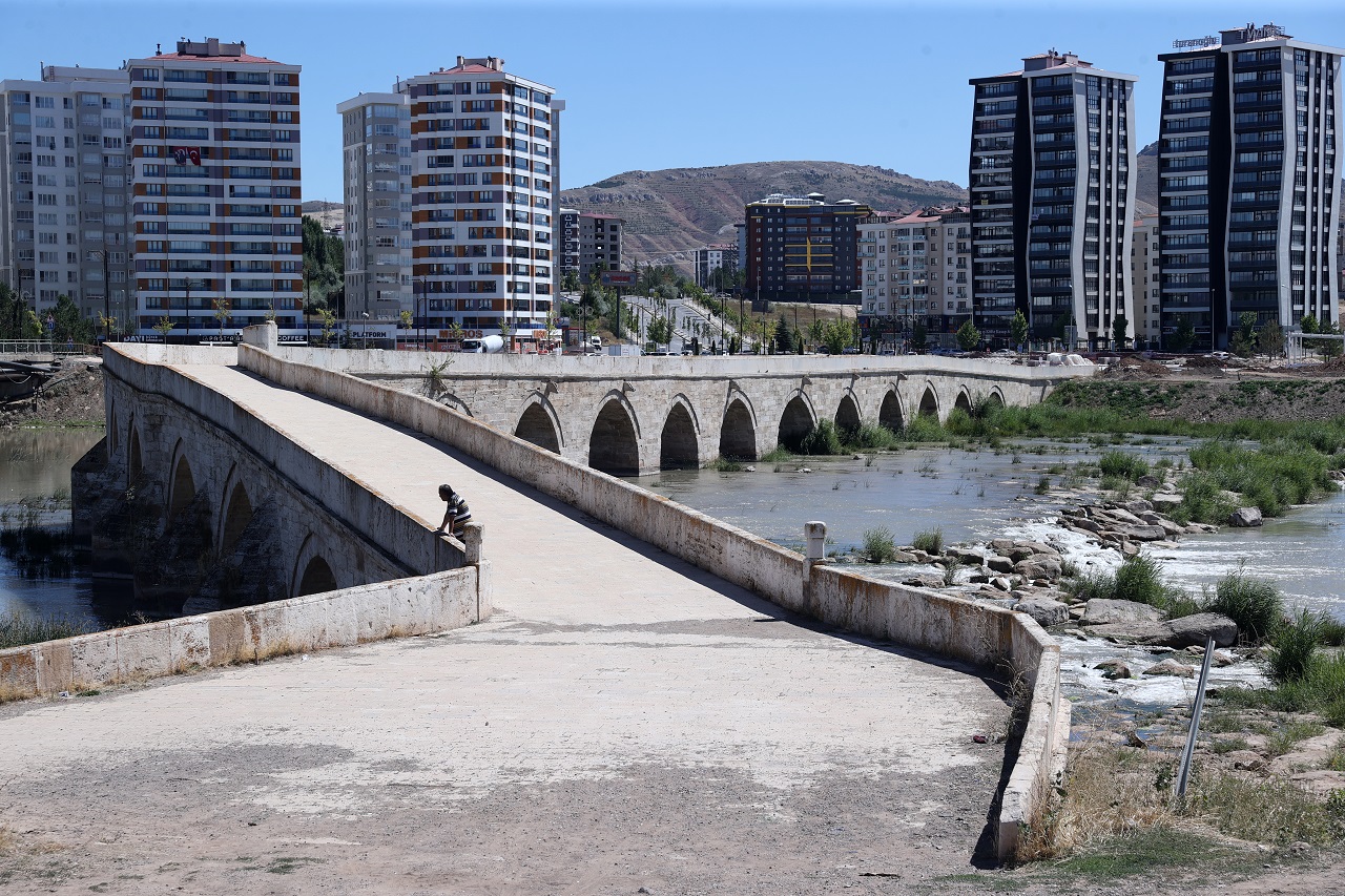 aa-20260910-42431667-42431662-kizilirmak-uzerindeki-tarihi-egri-kopru-12-bin-renk-tonuyla-aydinlatilacak.jpg