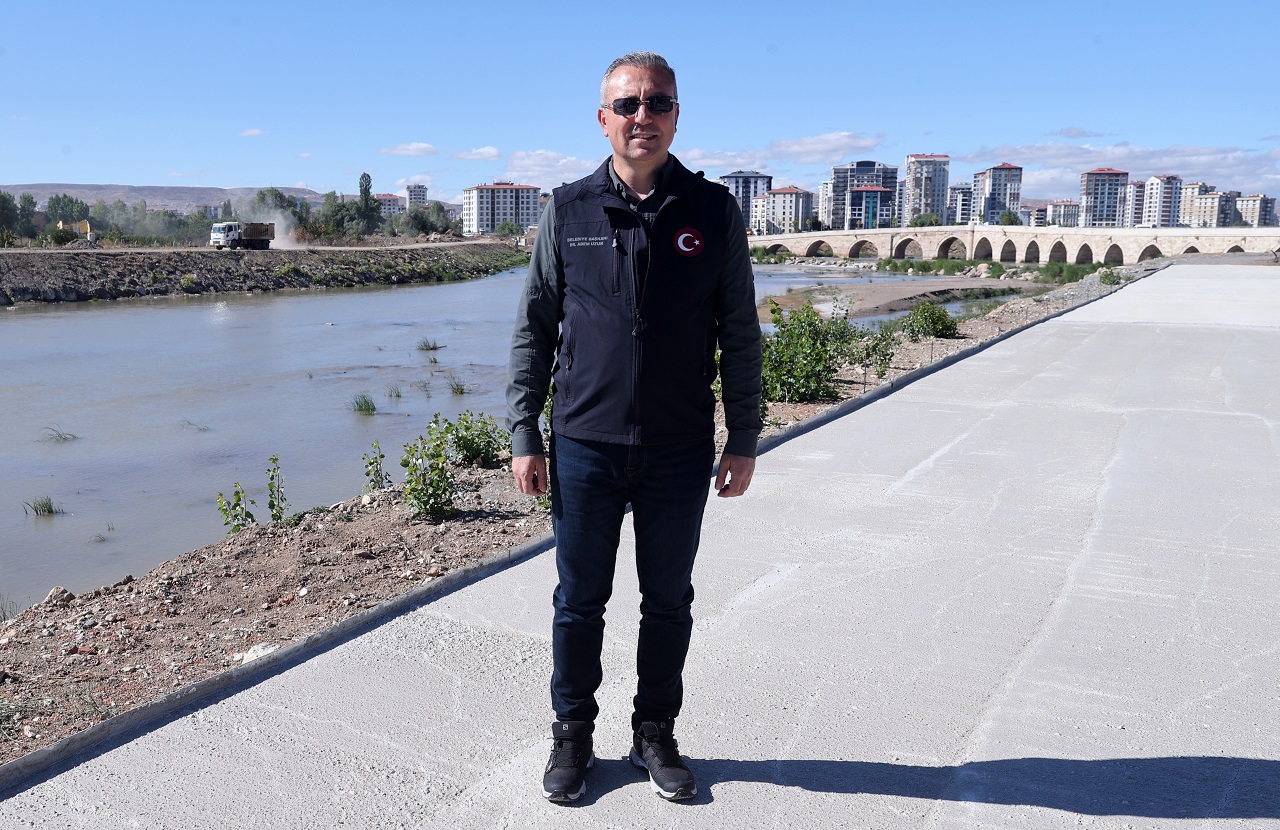 aa-20260910-42431667-42431666-kizilirmak-uzerindeki-tarihi-egri-kopru-12-bin-renk-tonuyla-aydinlatilacak.jpg