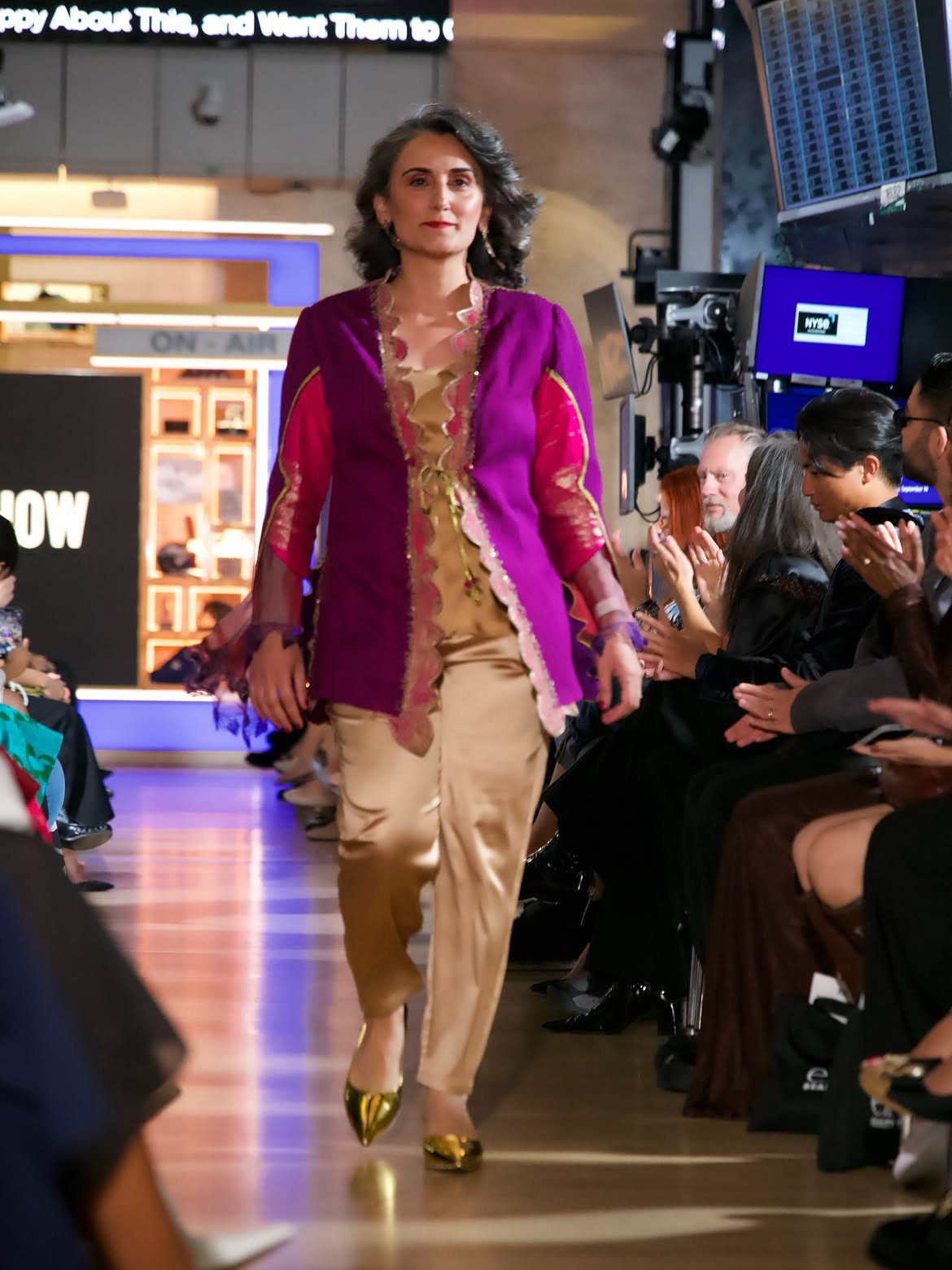 dun-gece-new-york-moda-haftasinin-podyumunda-yururken-omuzlarimda-yalnizca-bir-kiyafeti-degil.jpg