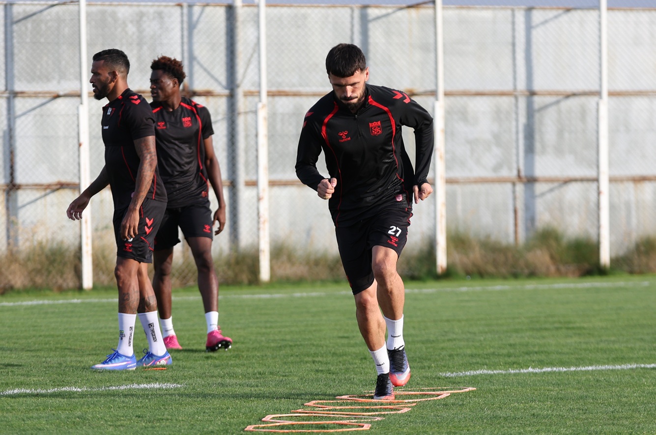 aa-20260917-42497493-42497492-sivasspor-ankara-keciorengucu-macinin-hazirliklarini-surdurdu.jpg