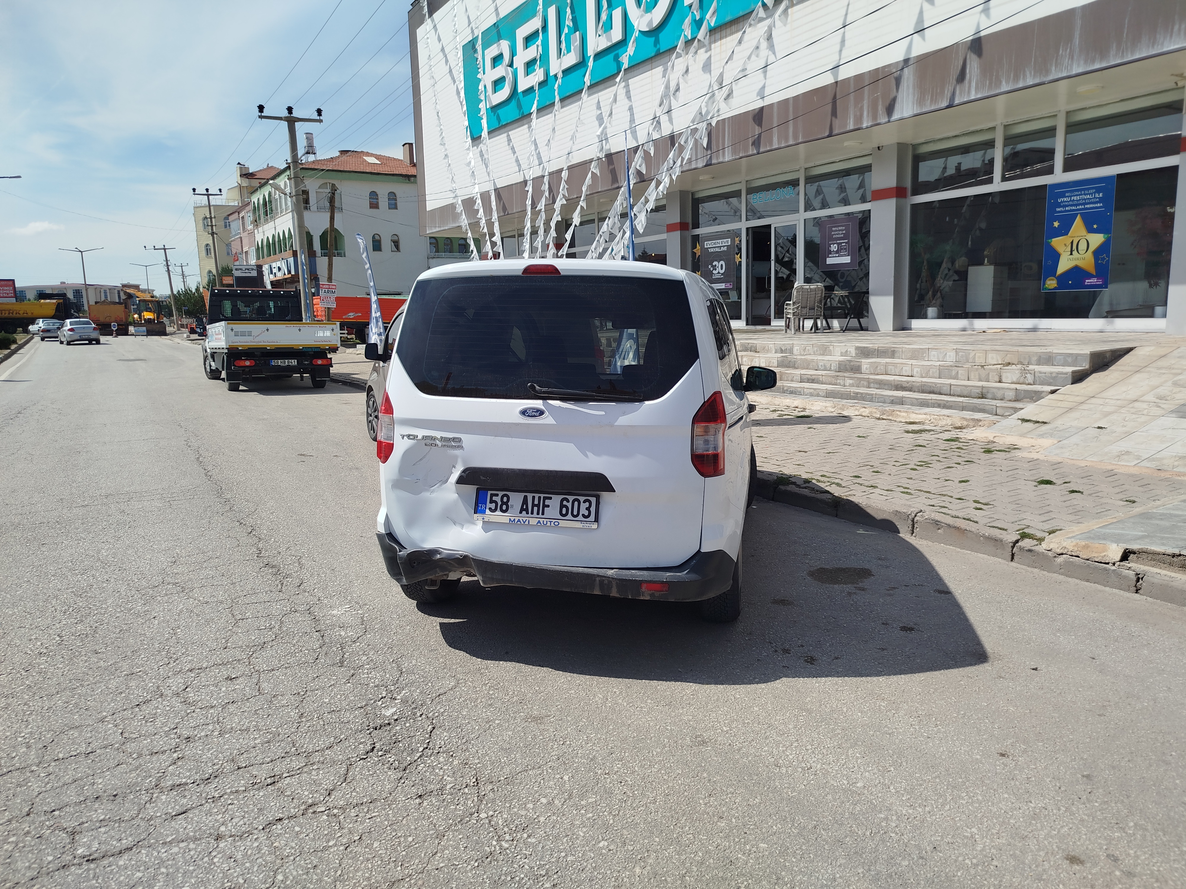 hafif-ticari-arac-ile-uc-tekerlekli-moto-1512566-450059.jpg