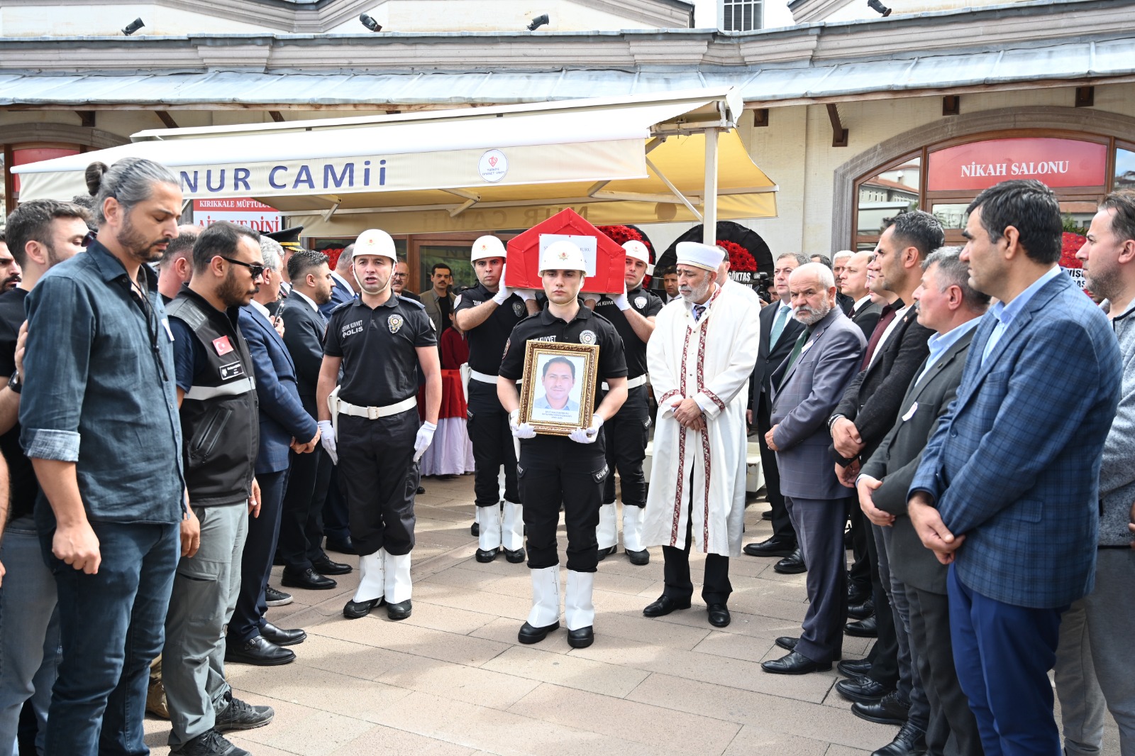 kazada-sehit-olan-polis-memurunun-cenaze-1512342-450002.jpg