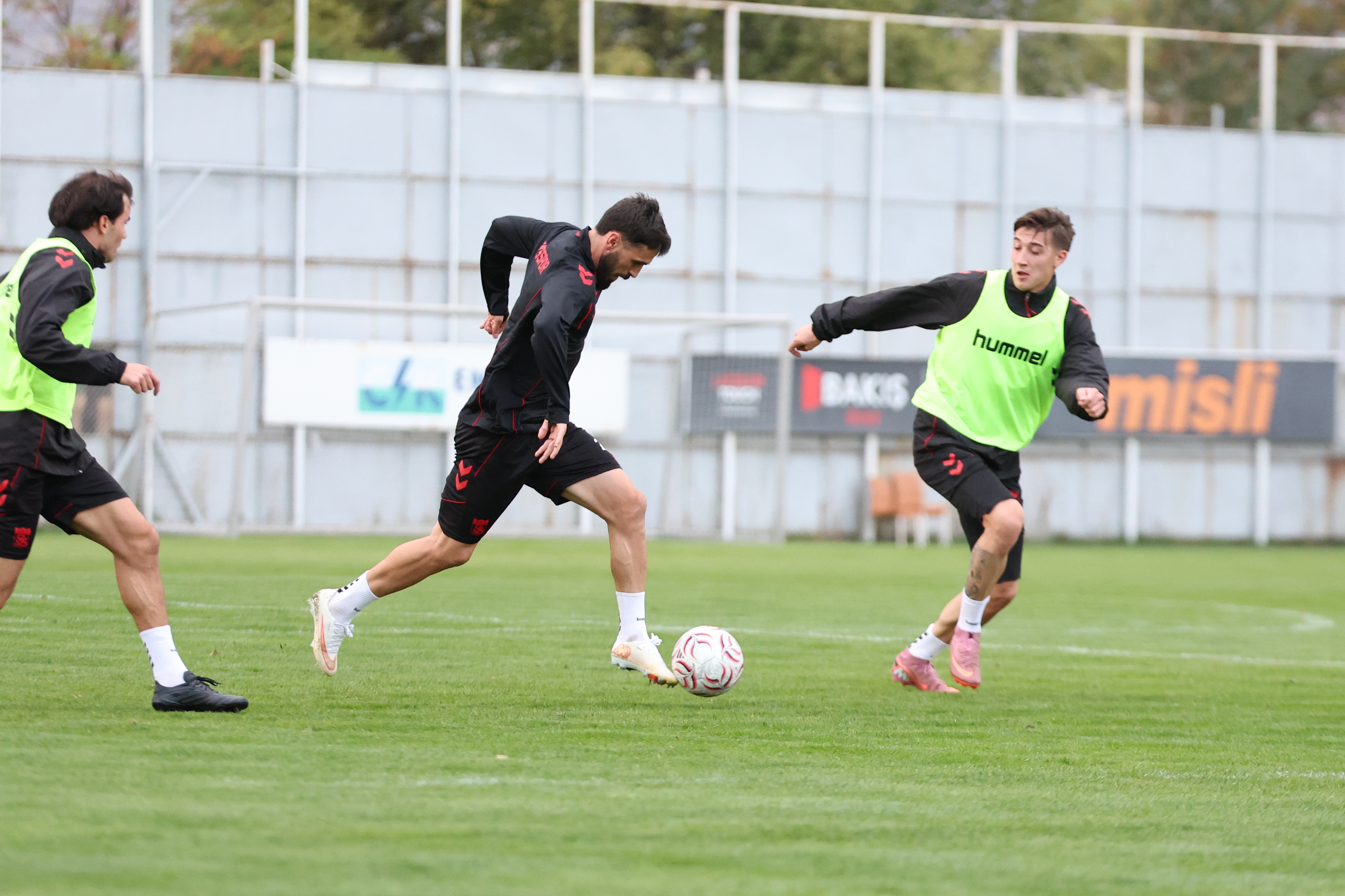 aa-20260927-42586719-42586718-sivasspor-pendikspor-macinin-hazirliklarini-surdurdu.jpg