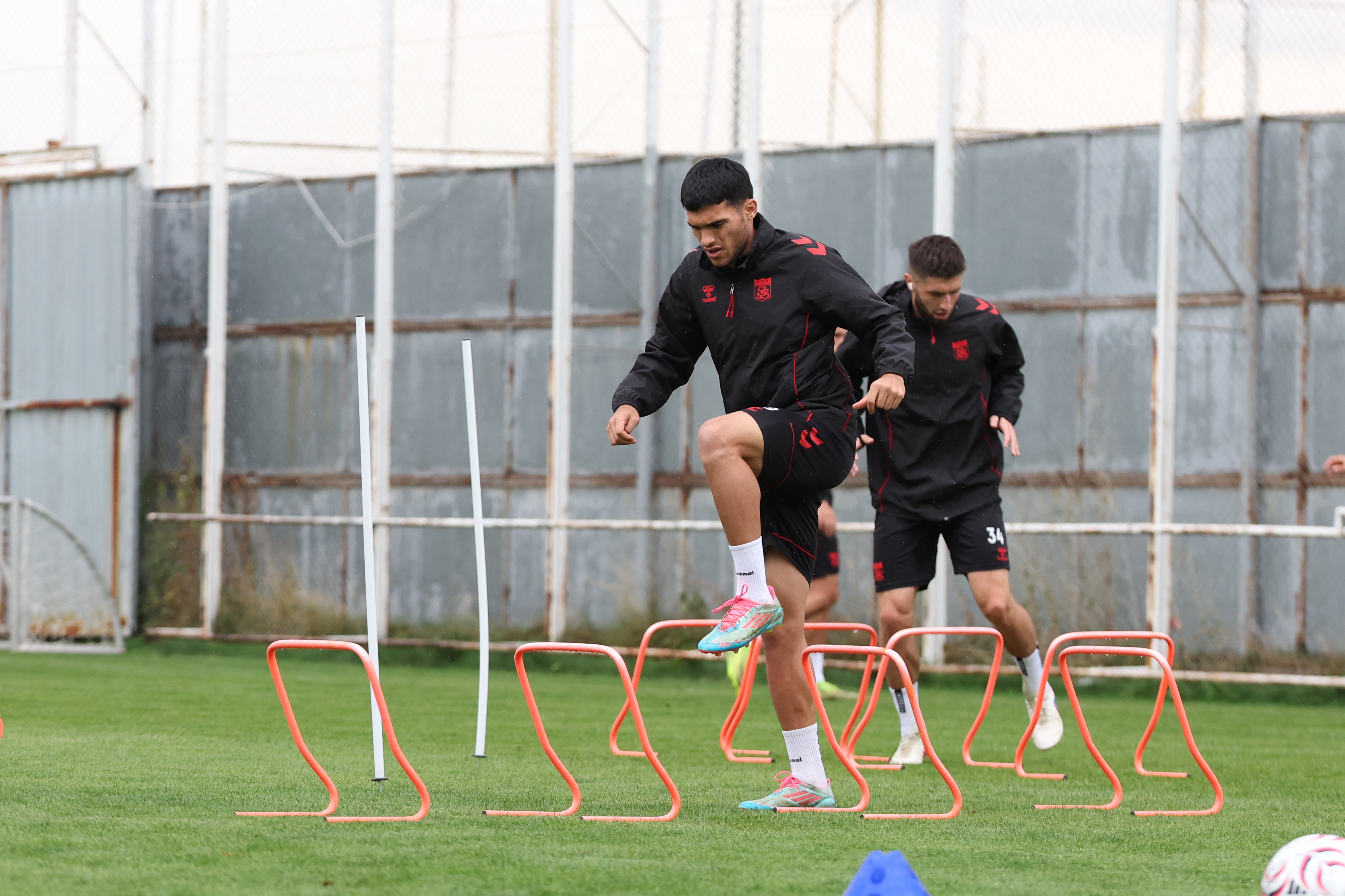 aa-20260928-42594060-42594056-sivasspor-pendikspor-macinin-hazirliklarini-surdurdu.jpg
