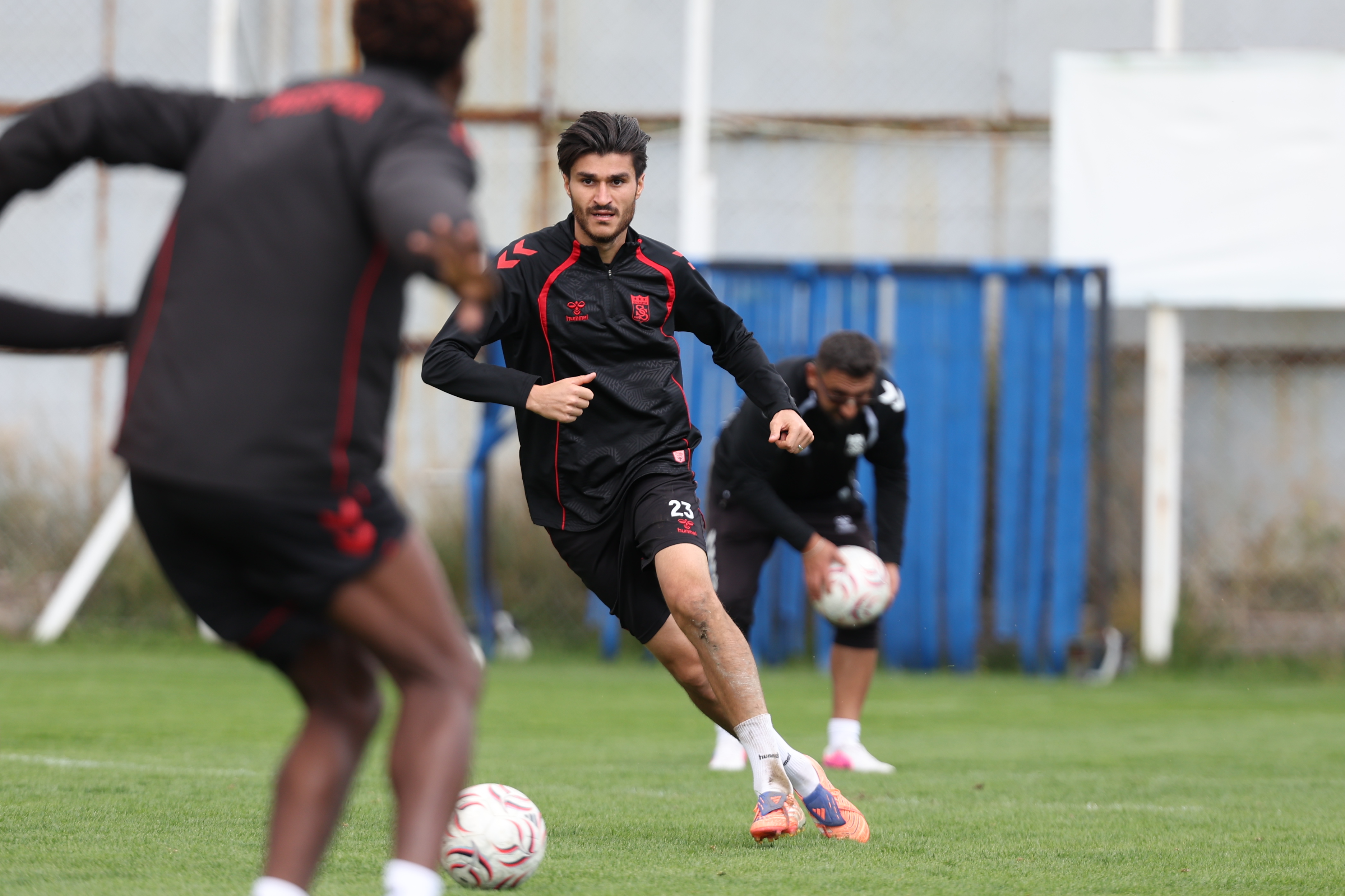 aa-20260929-42604039-42604036-sivasspor-pendikspor-macinin-hazirliklarini-surdurdu.jpg