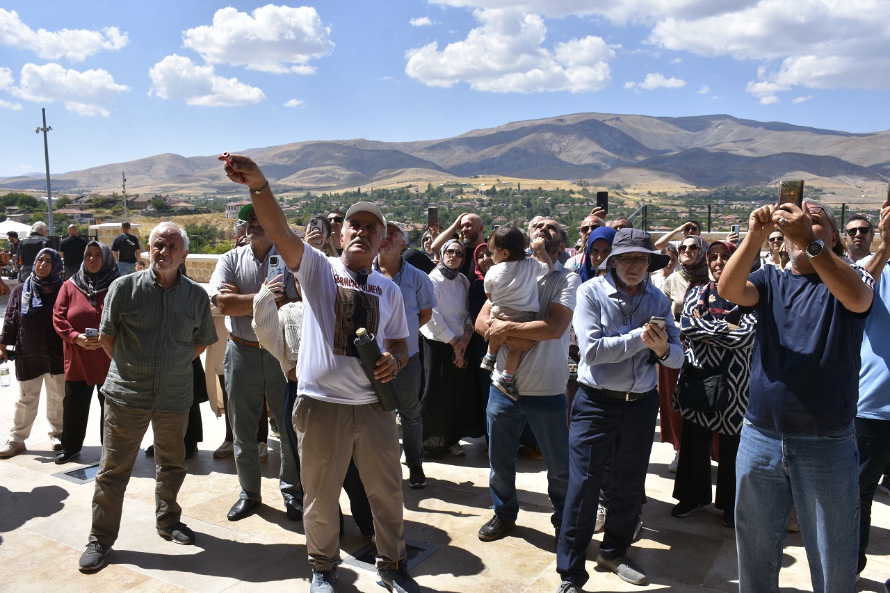 ziyaretciler-bos-tasa-bakmasin-diye-79-1530372-455337.jpg