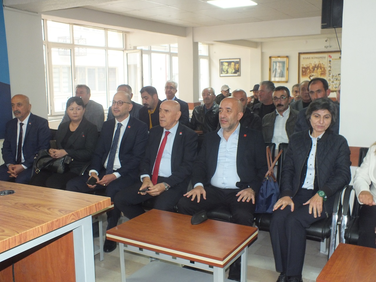 aa-20261002-42632939-42632937-chp-genel-baskan-yardimcisi-kaya-sivasta-partililerle-bir-araya-geldi.jpg