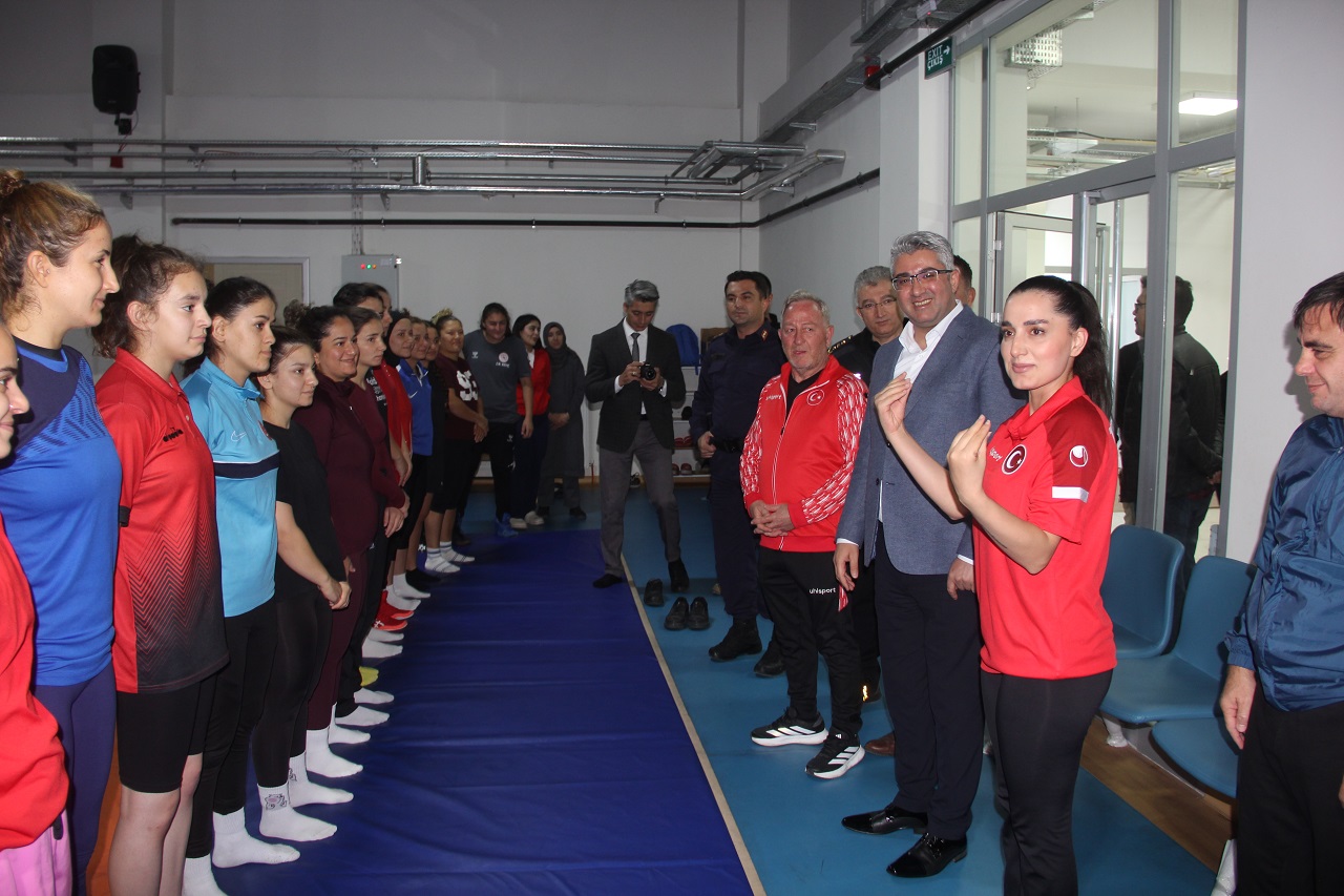 aa-20261009-42702309-42702306-isitme-engelli-kadin-gures-milli-takimi-avrupa-sampiyonasina-sivasta-hazirlaniyor.jpg