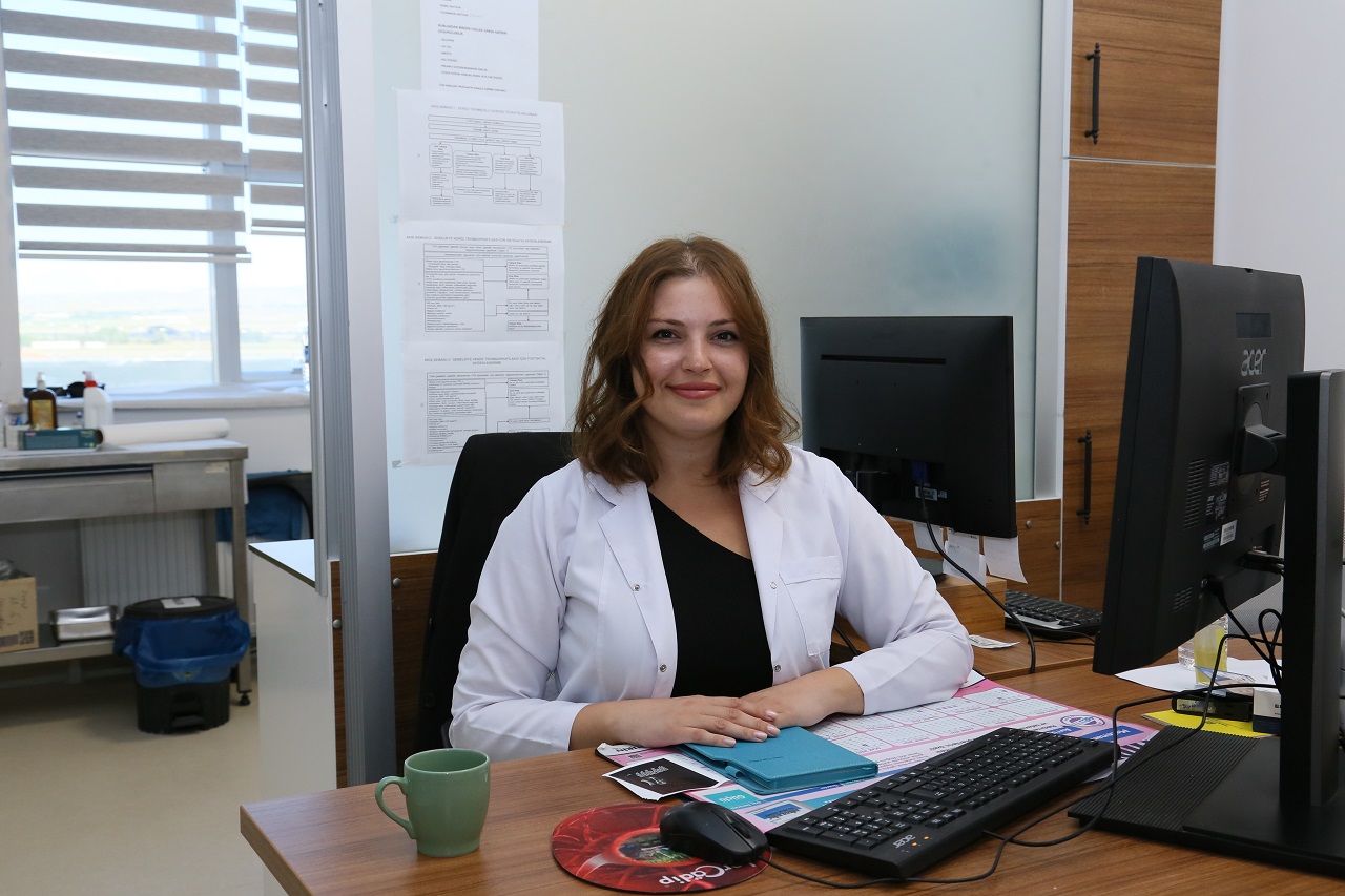 aa-20261010-42711478-42711475-gemerek-devlet-hastanesinde-3-uzman-doktor-goreve-basladi.jpg
