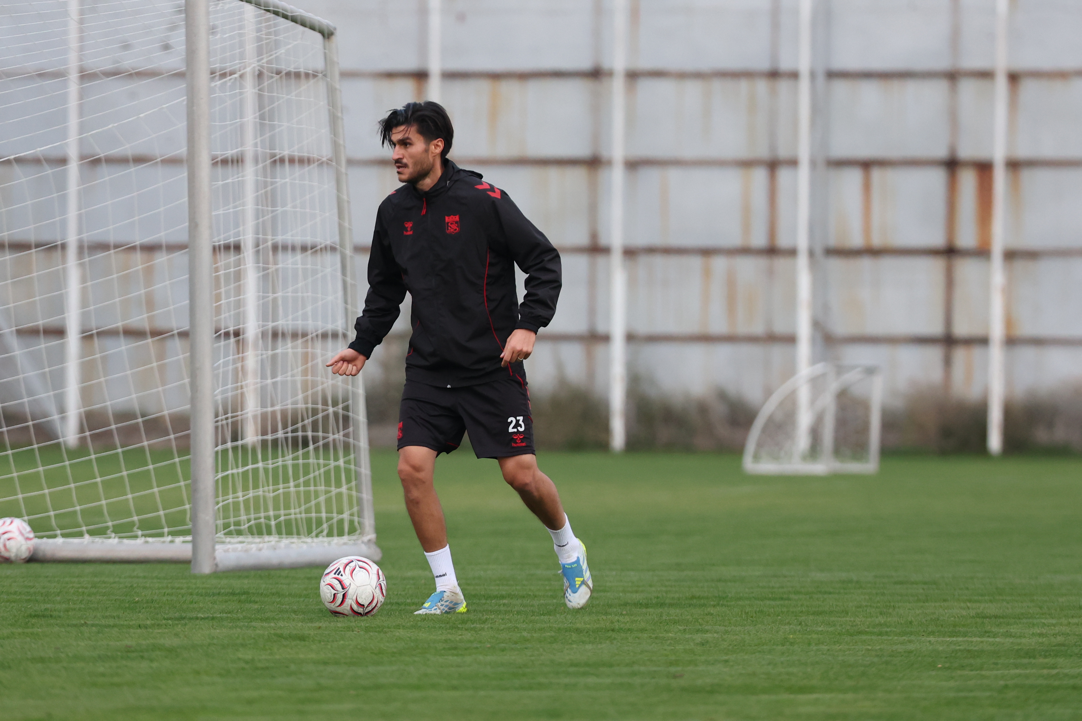 aa-20261014-42754788-42754786-sivasspor-sms-grup-sariyer-macinin-hazirliklarina-basladi.jpg