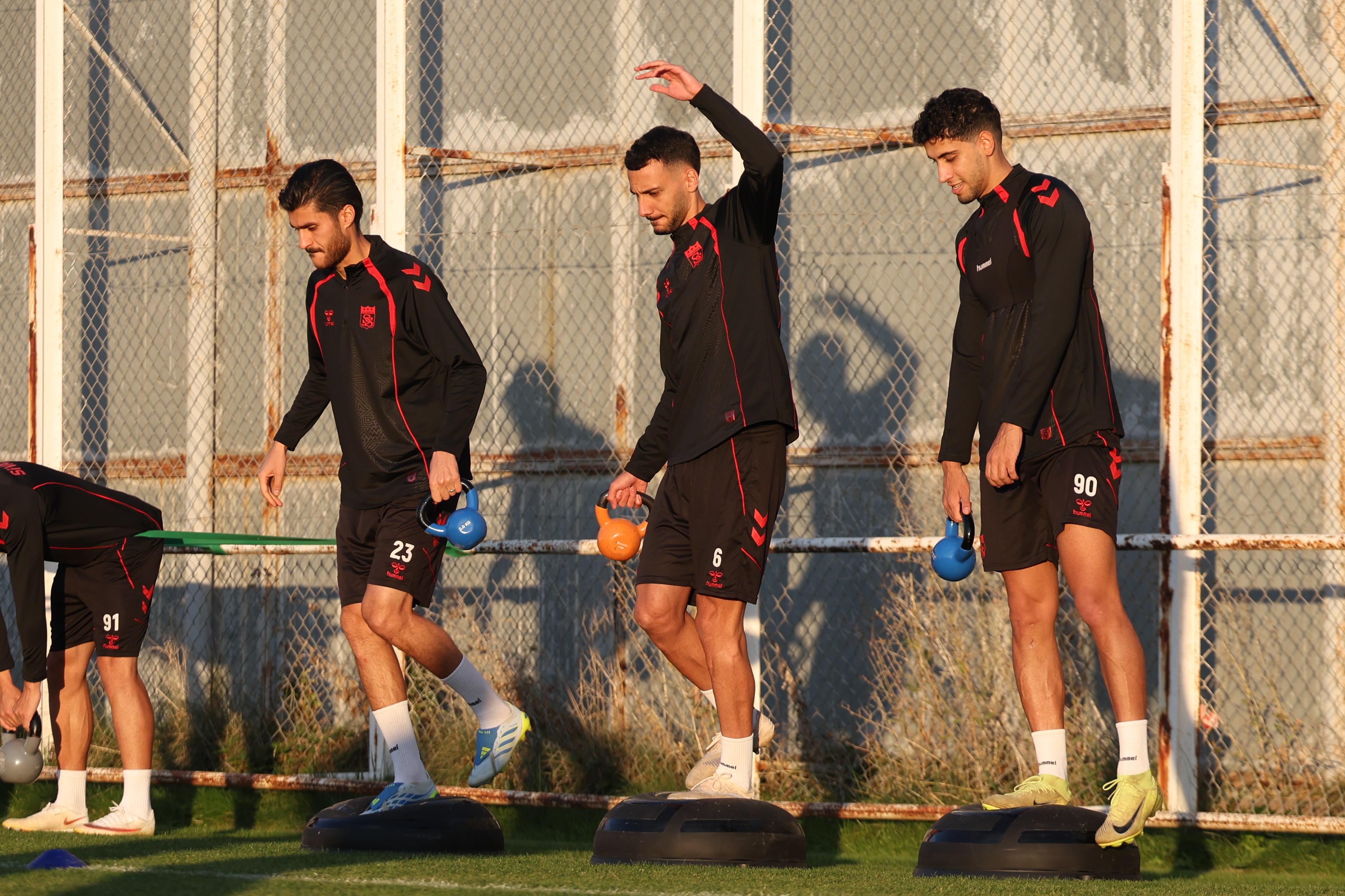aa-20261020-42813037-42813034-sivasspor-umraniyespor-macinin-hazirliklarina-basladi.jpg