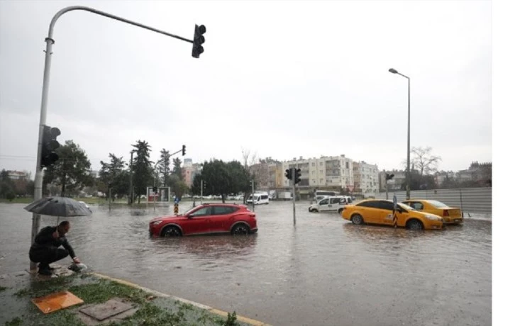 Antalya'da Etkili Sağanak Yağış Hayatı Felç Etti