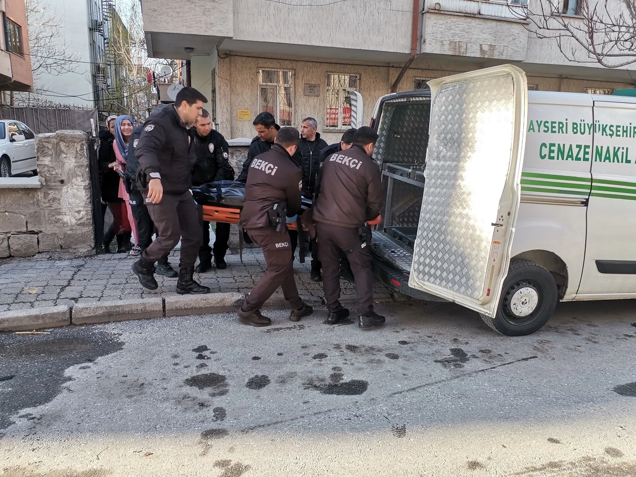 Annesini defalarca bıçaklayarak öldürdü   