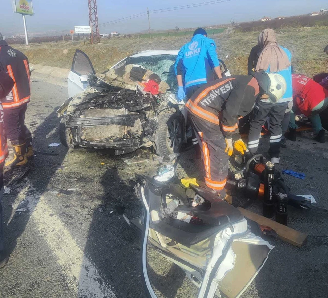 Otomobil, TIR'a çarptı; karı- koca ile çocukları öldü